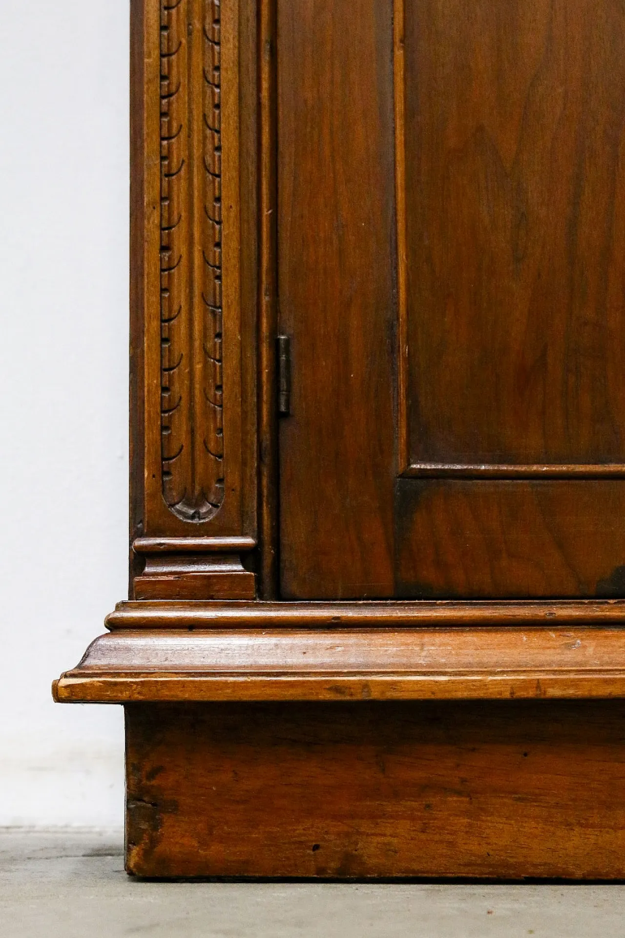 Walnut wood cabinet with display case, 20th century 9