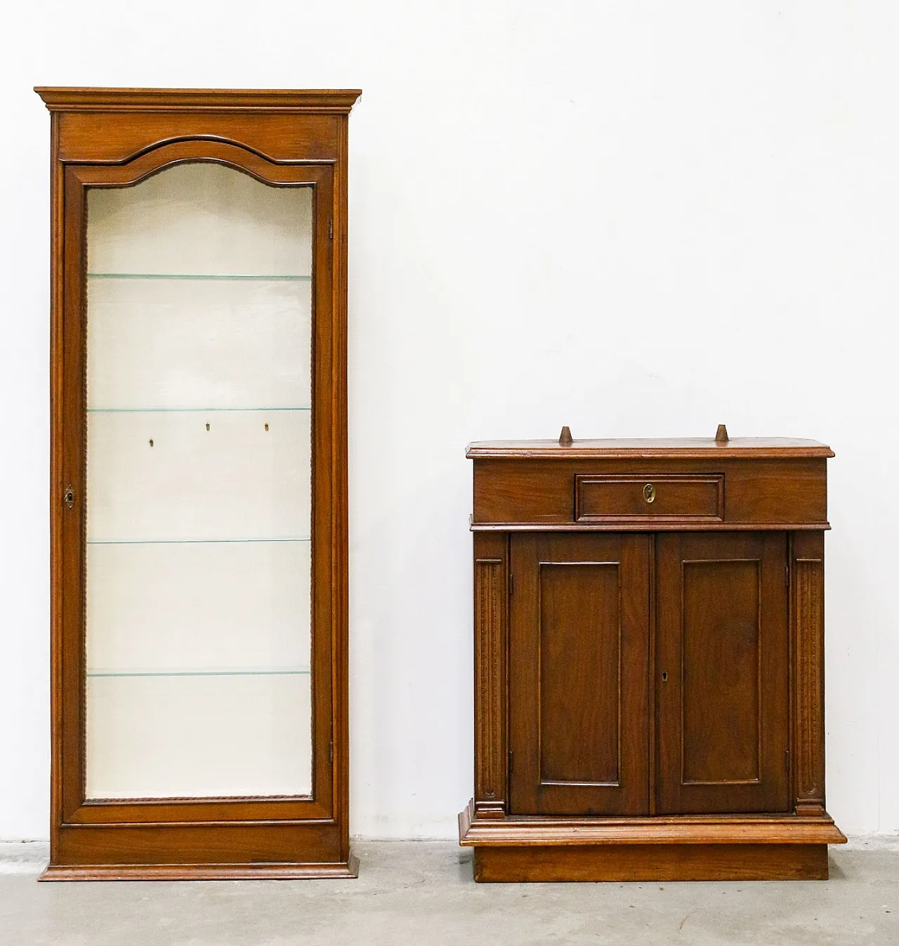 Walnut wood cabinet with display case, 20th century 12