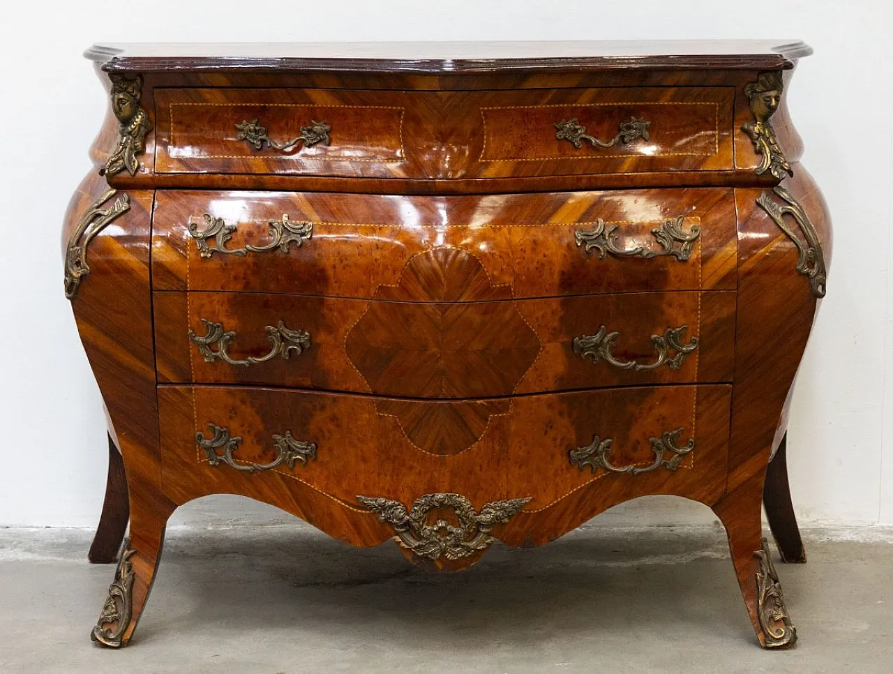 Comò Luigi XV con intarsi di varie essenze lignee, '900 1