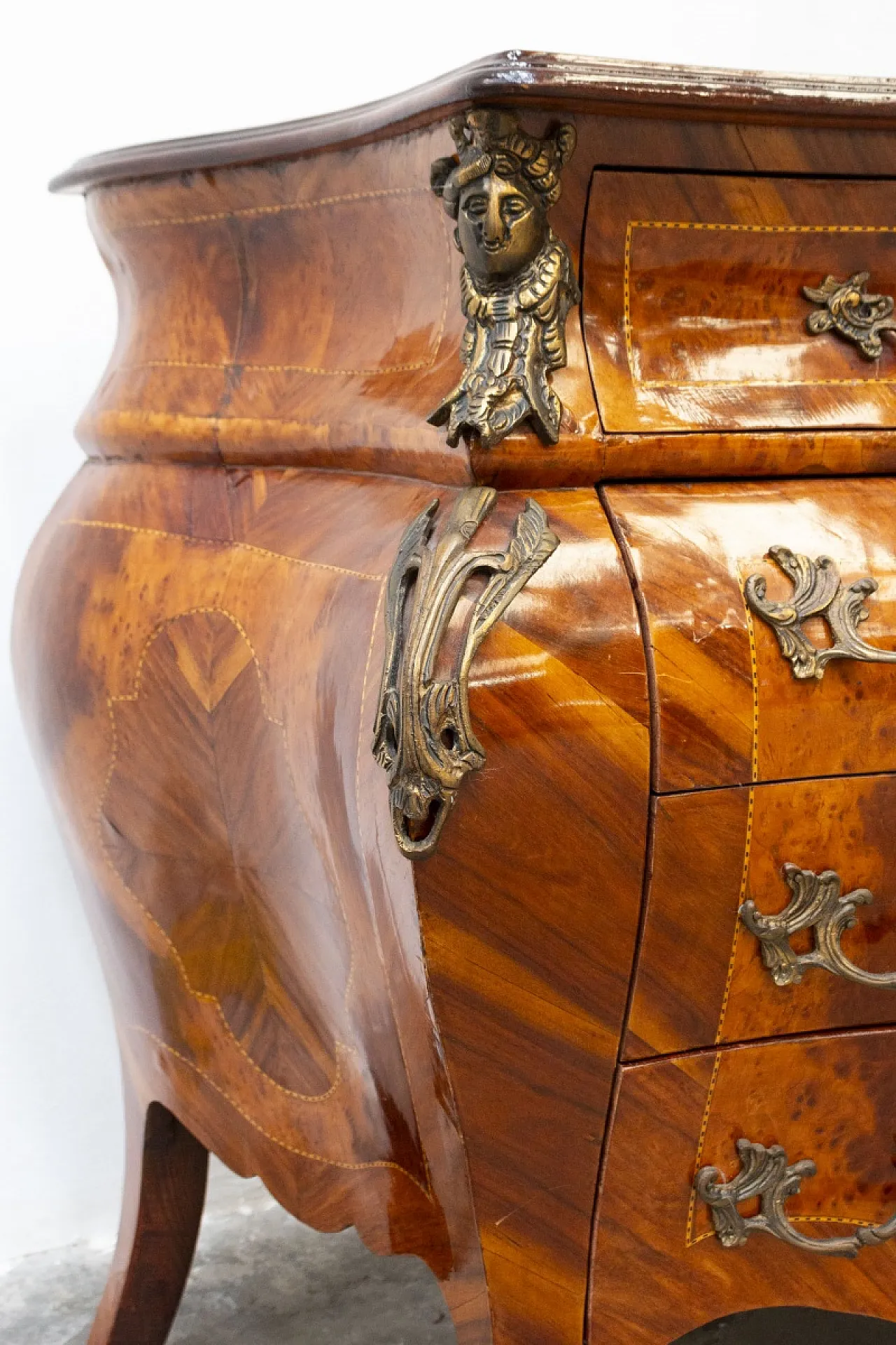 Comò Luigi XV con intarsi di varie essenze lignee, '900 8
