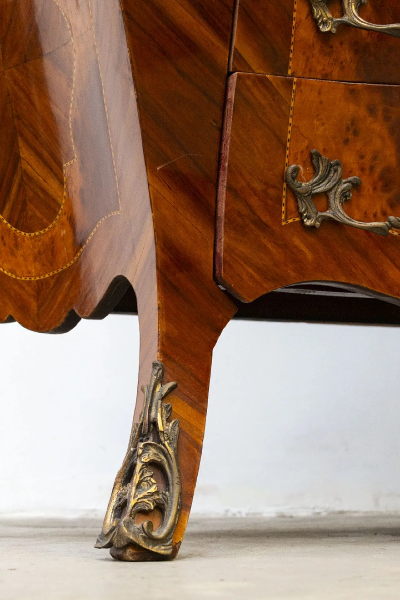 Comò Luigi XV con intarsi di varie essenze lignee, '900 12