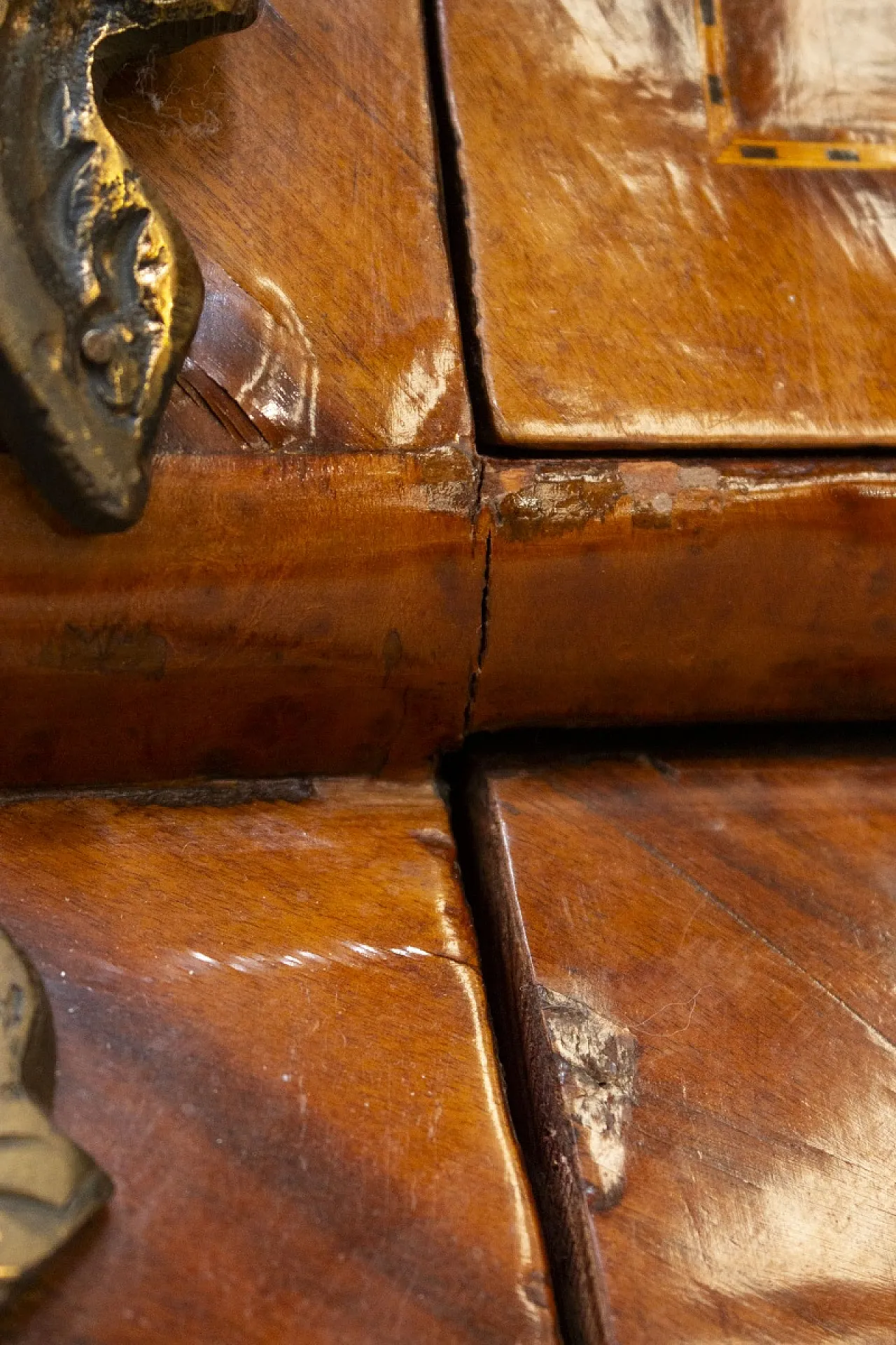 Comò Luigi XV con intarsi di varie essenze lignee, '900 15