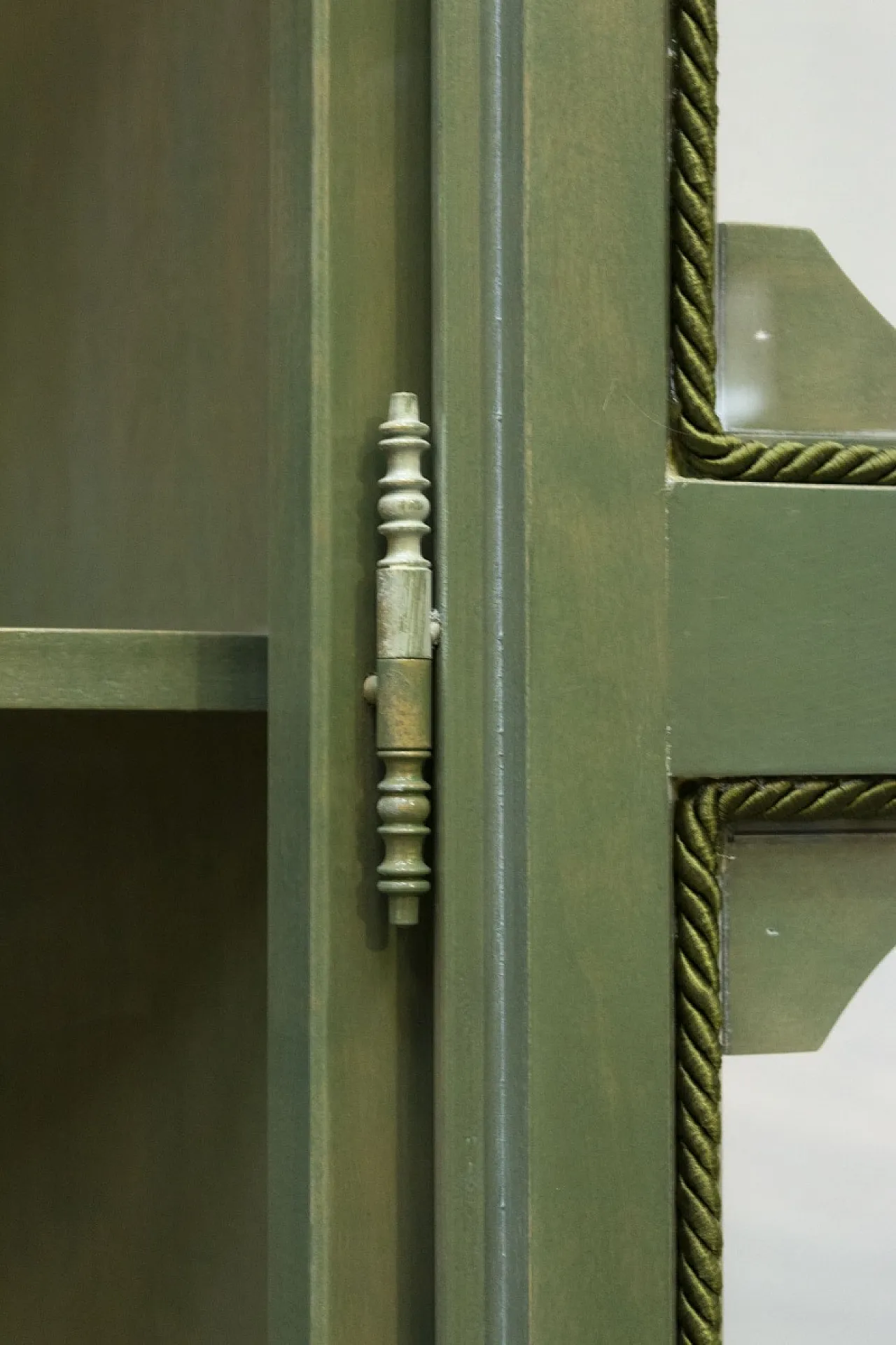 Vetrina angolare in legno laccato verde, '900 10
