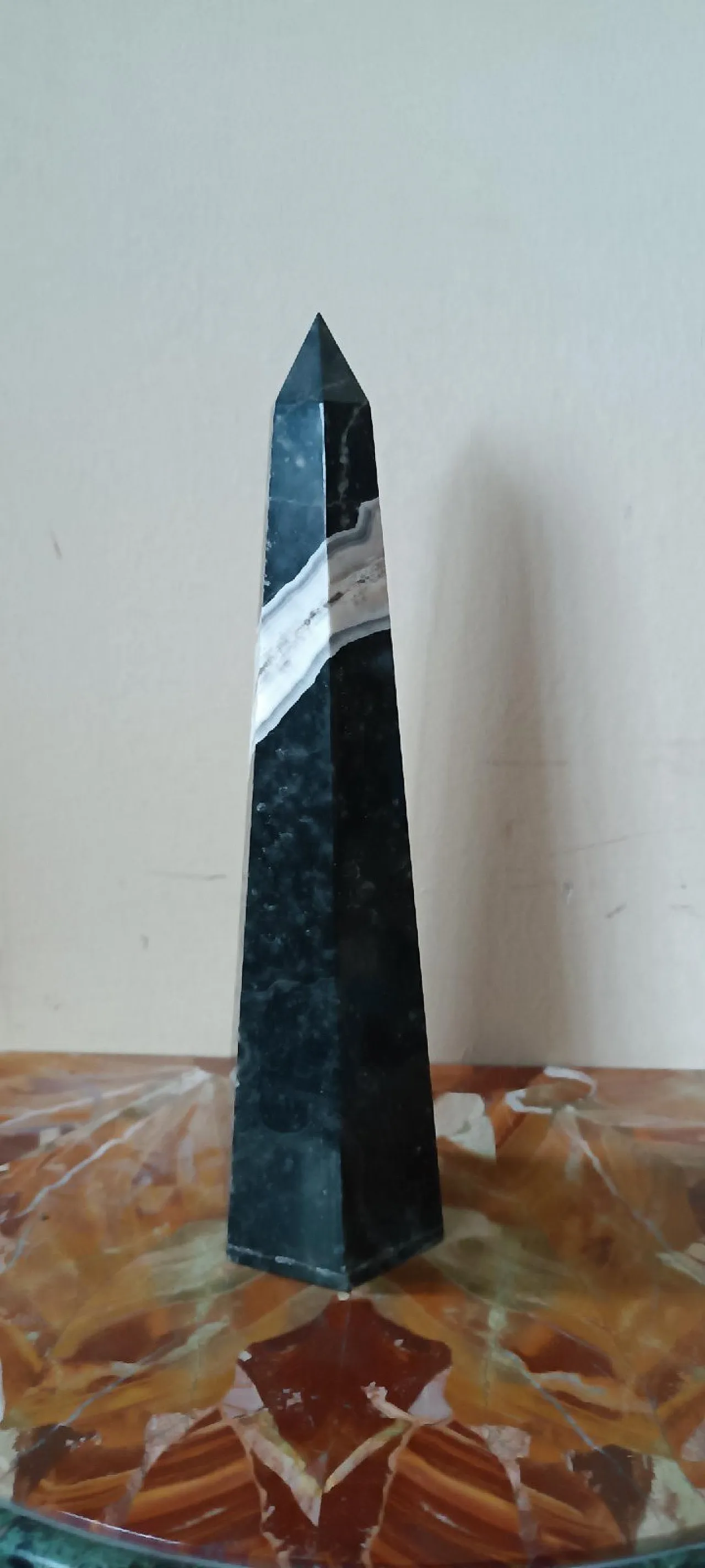 Obelisco in marmo nero serpentino, metà '900 2
