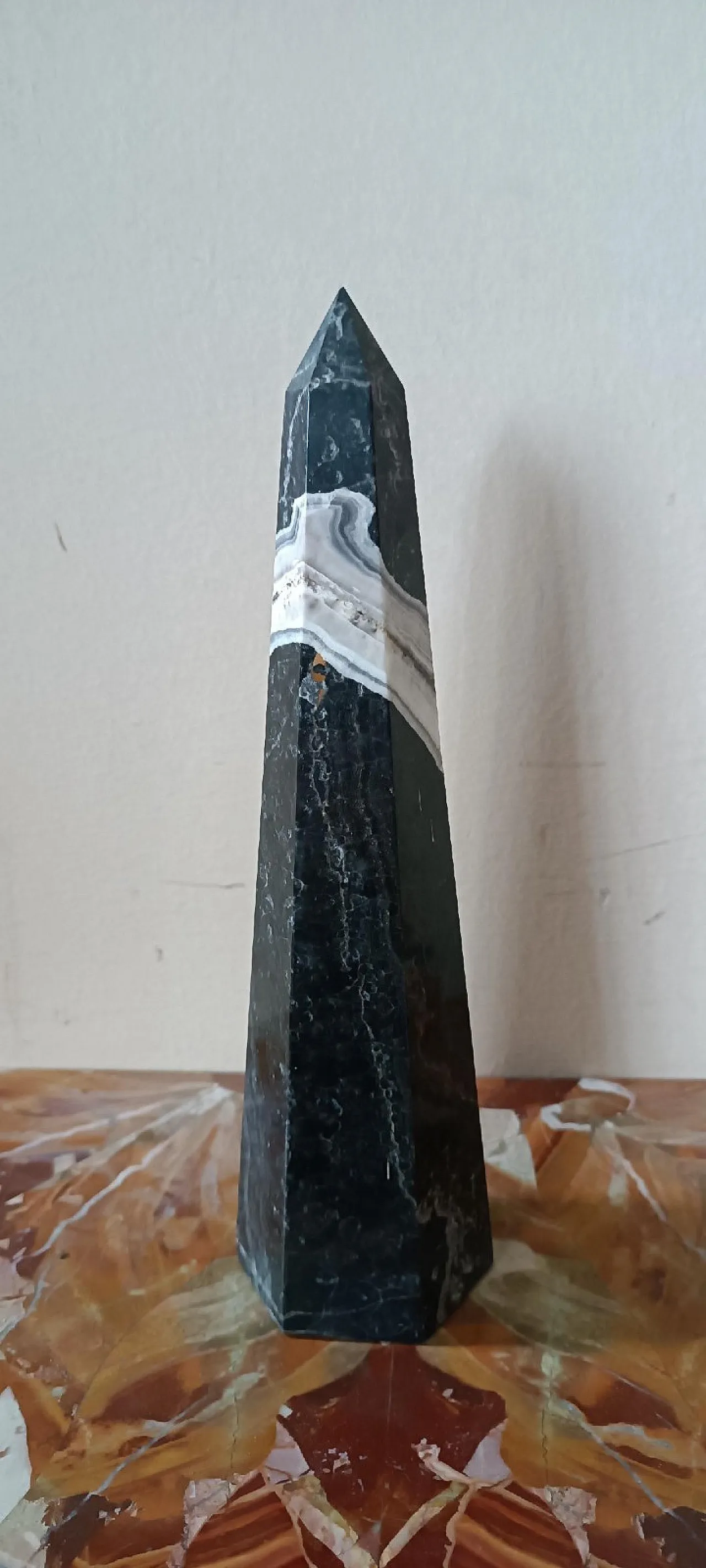 Obelisco in marmo nero serpentino, metà '900 3