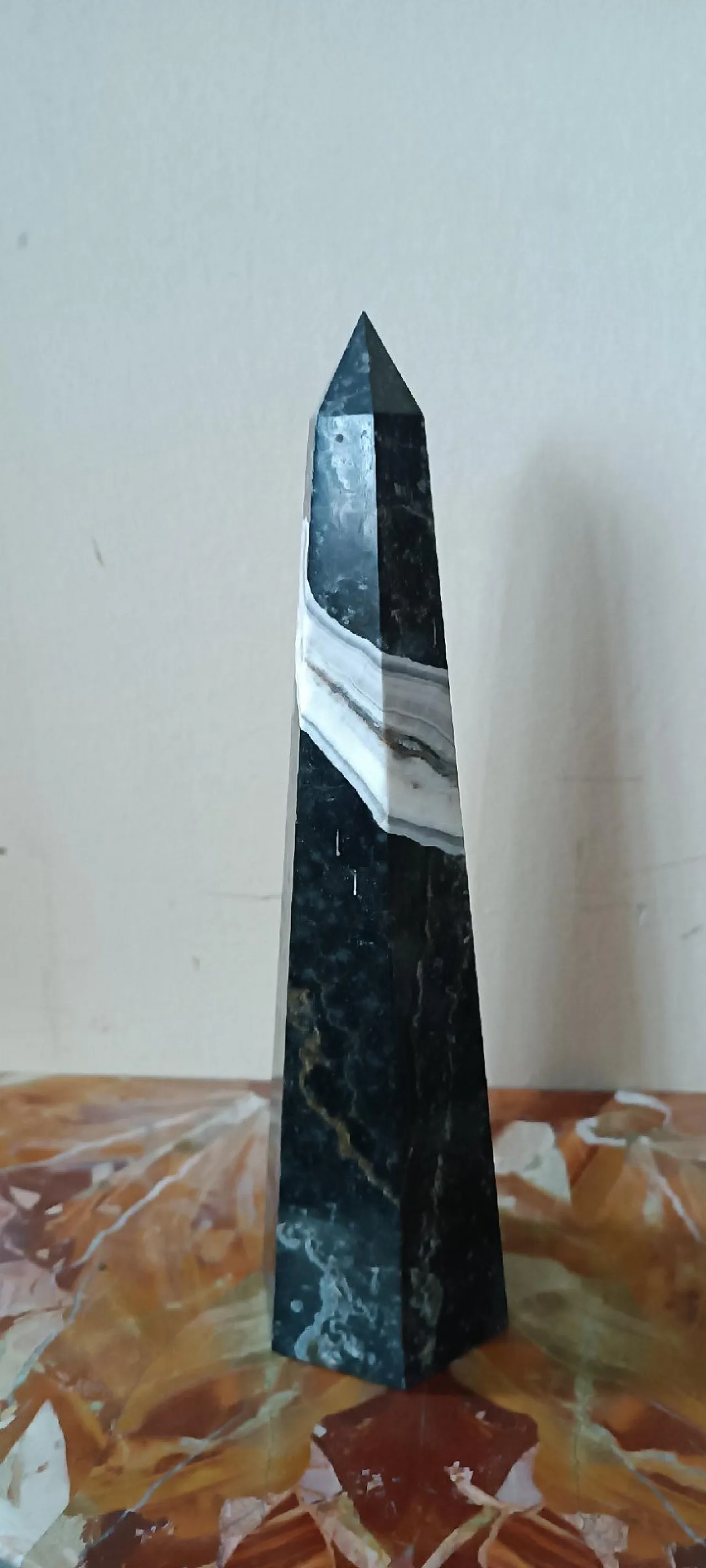 Obelisco in marmo nero serpentino, metà '900 4