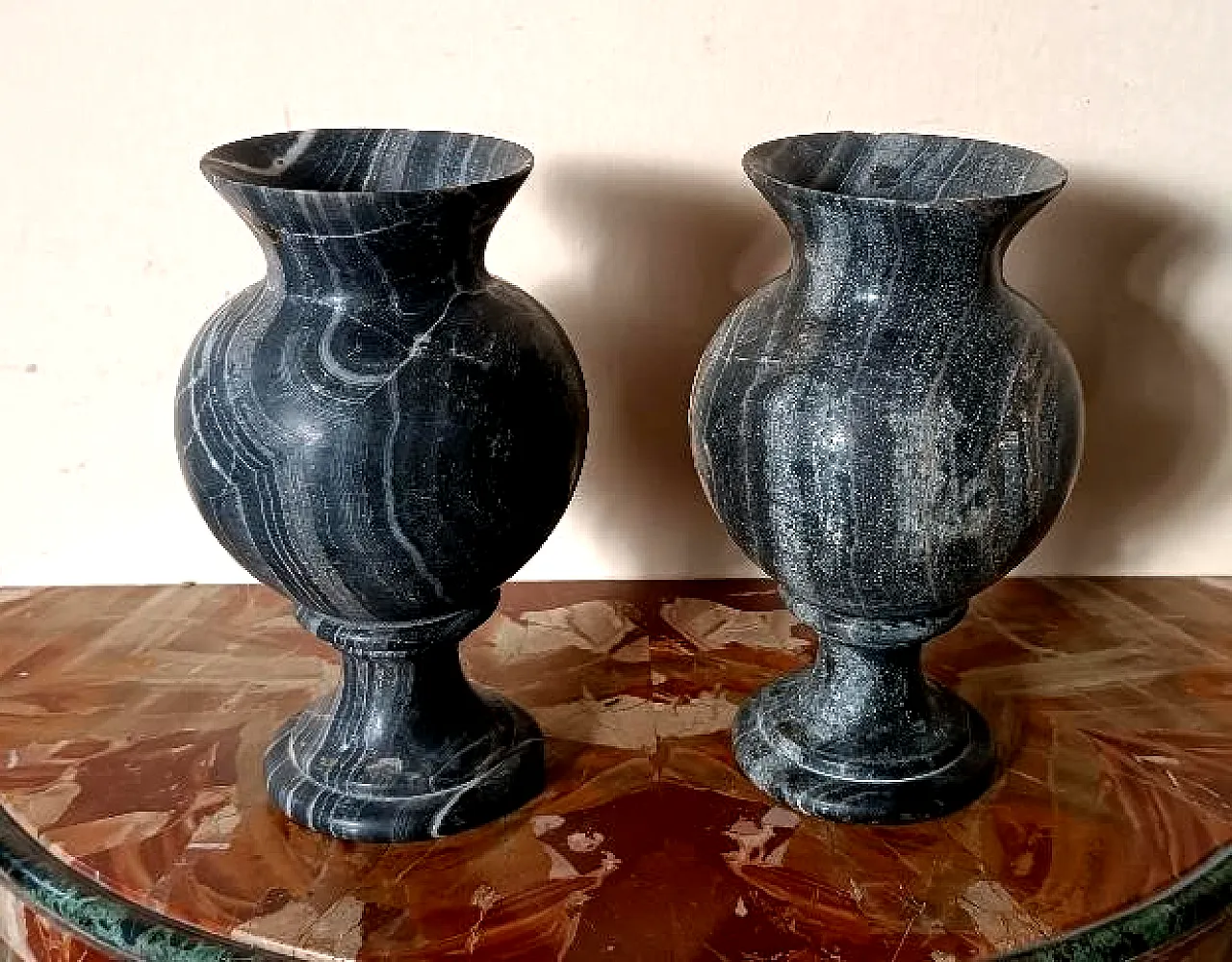 Pair of urn vases in black serpentine marble, early 20th century 1