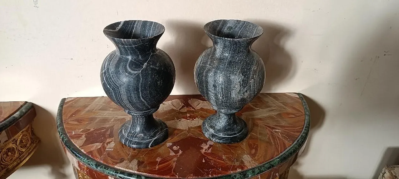 Pair of urn vases in black serpentine marble, early 20th century 2