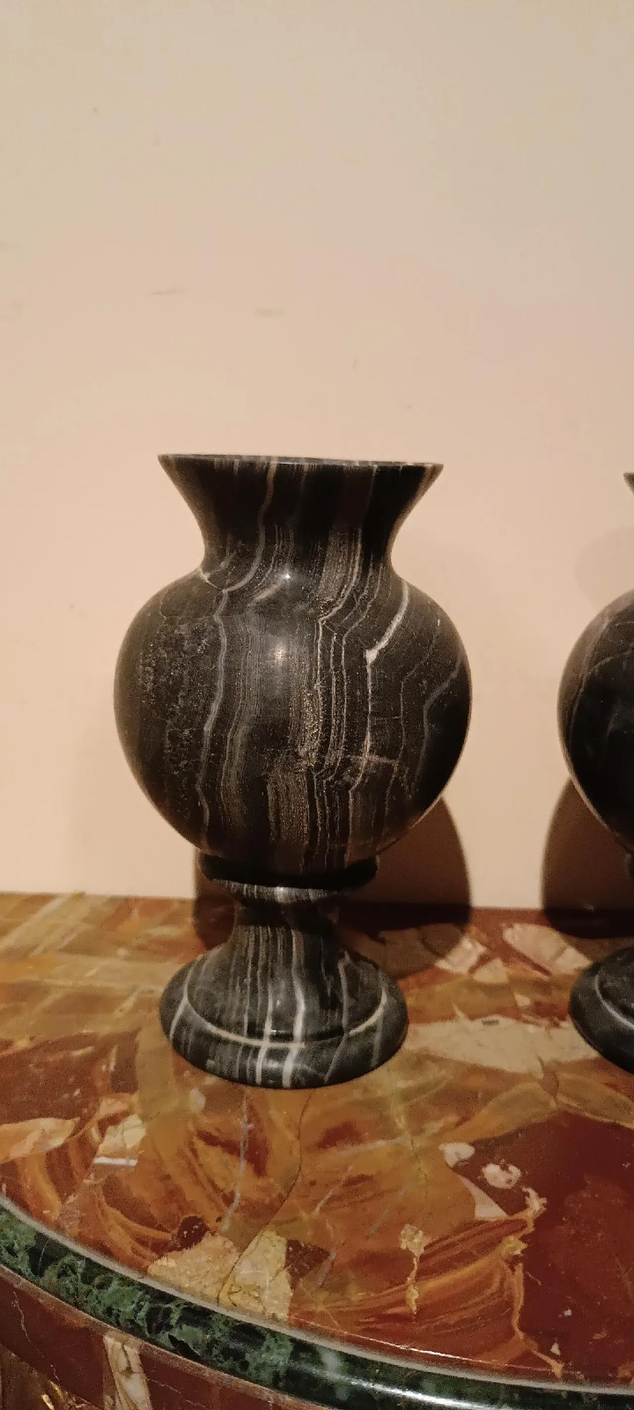 Pair of urn vases in black serpentine marble, early 20th century 3
