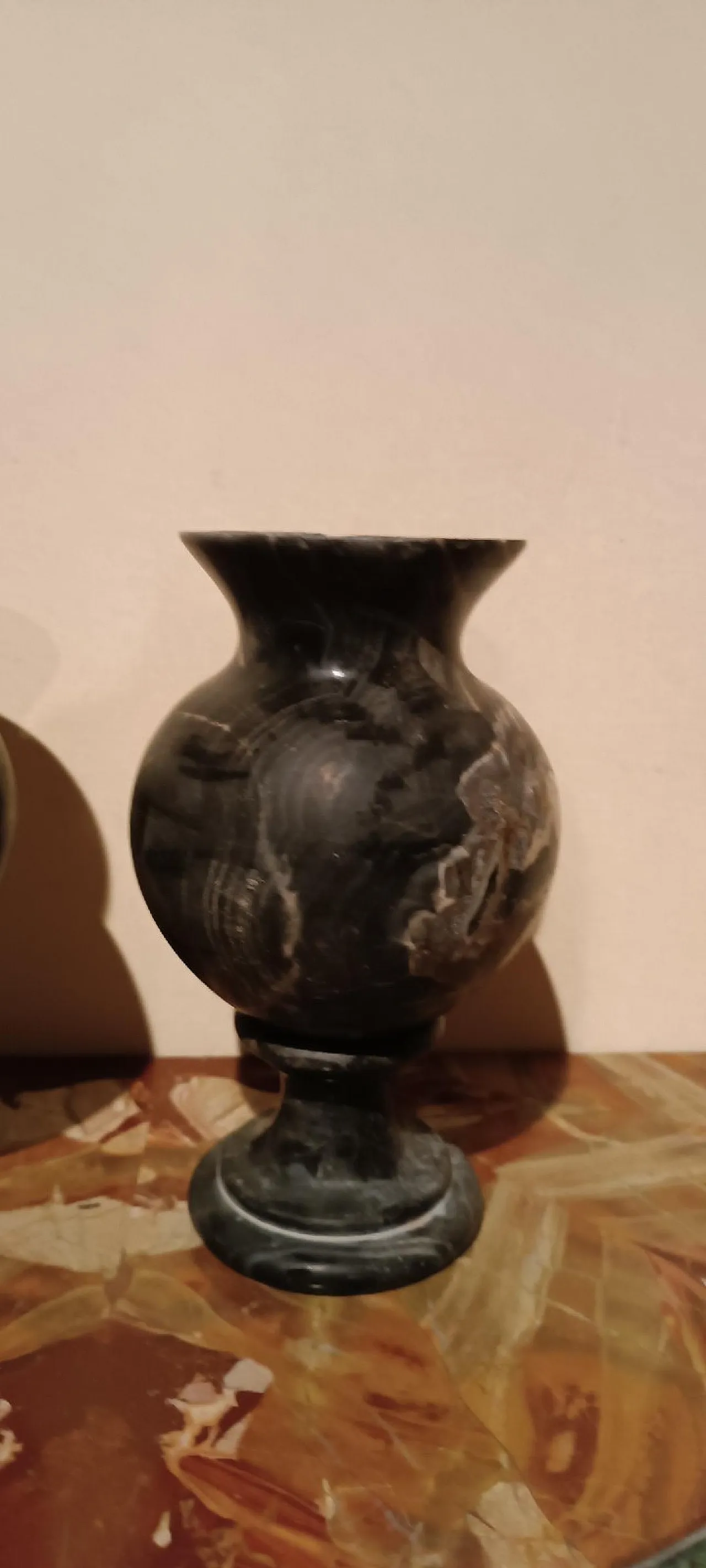 Pair of urn vases in black serpentine marble, early 20th century 4
