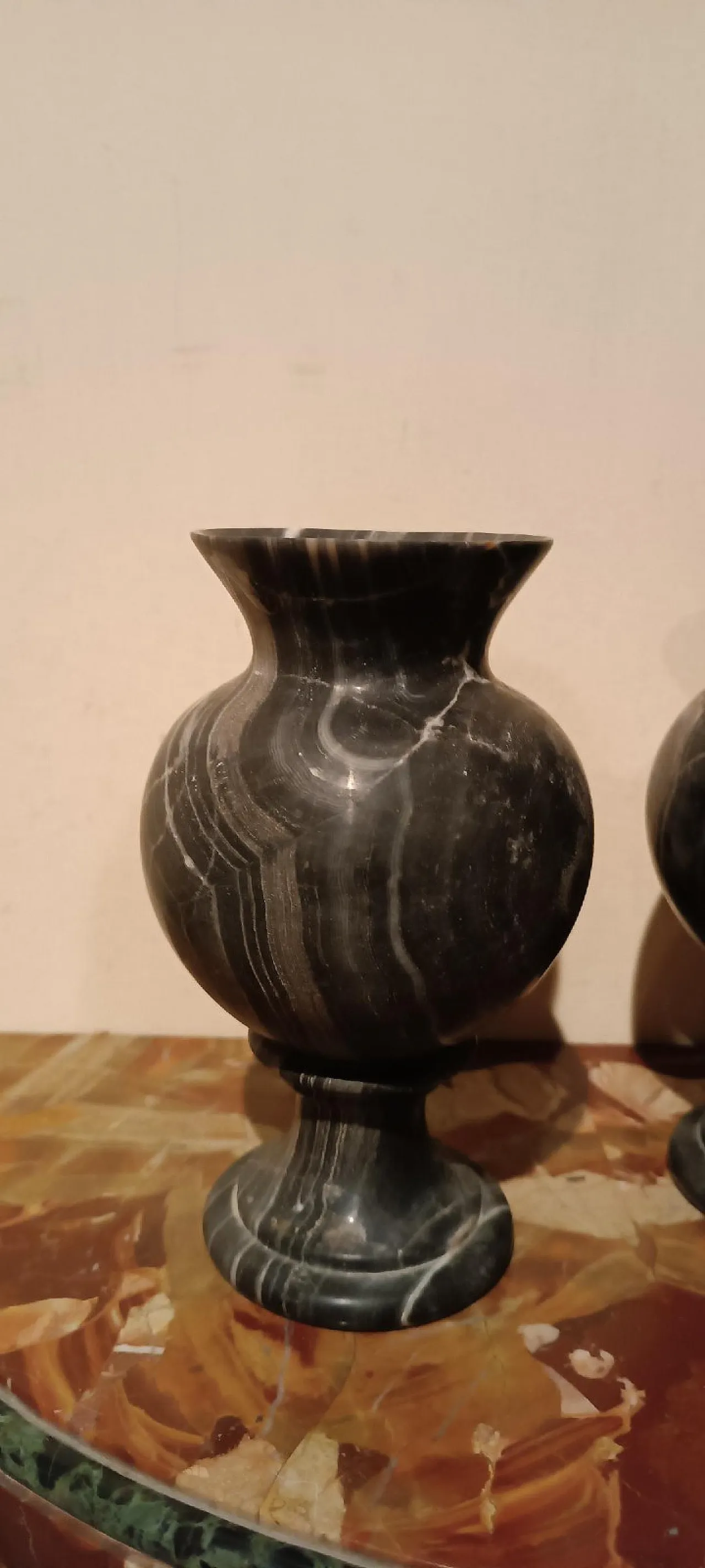 Pair of urn vases in black serpentine marble, early 20th century 5
