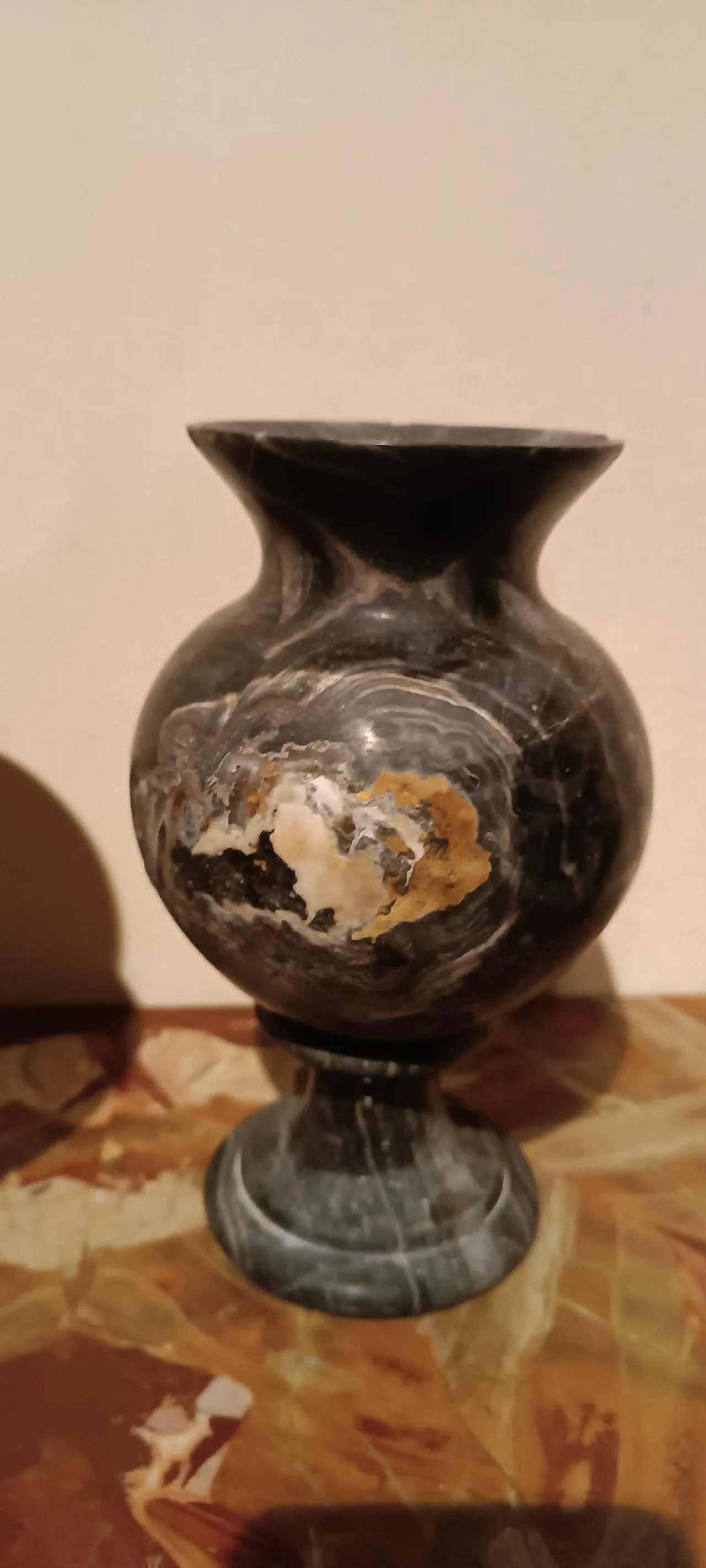 Pair of urn vases in black serpentine marble, early 20th century 8