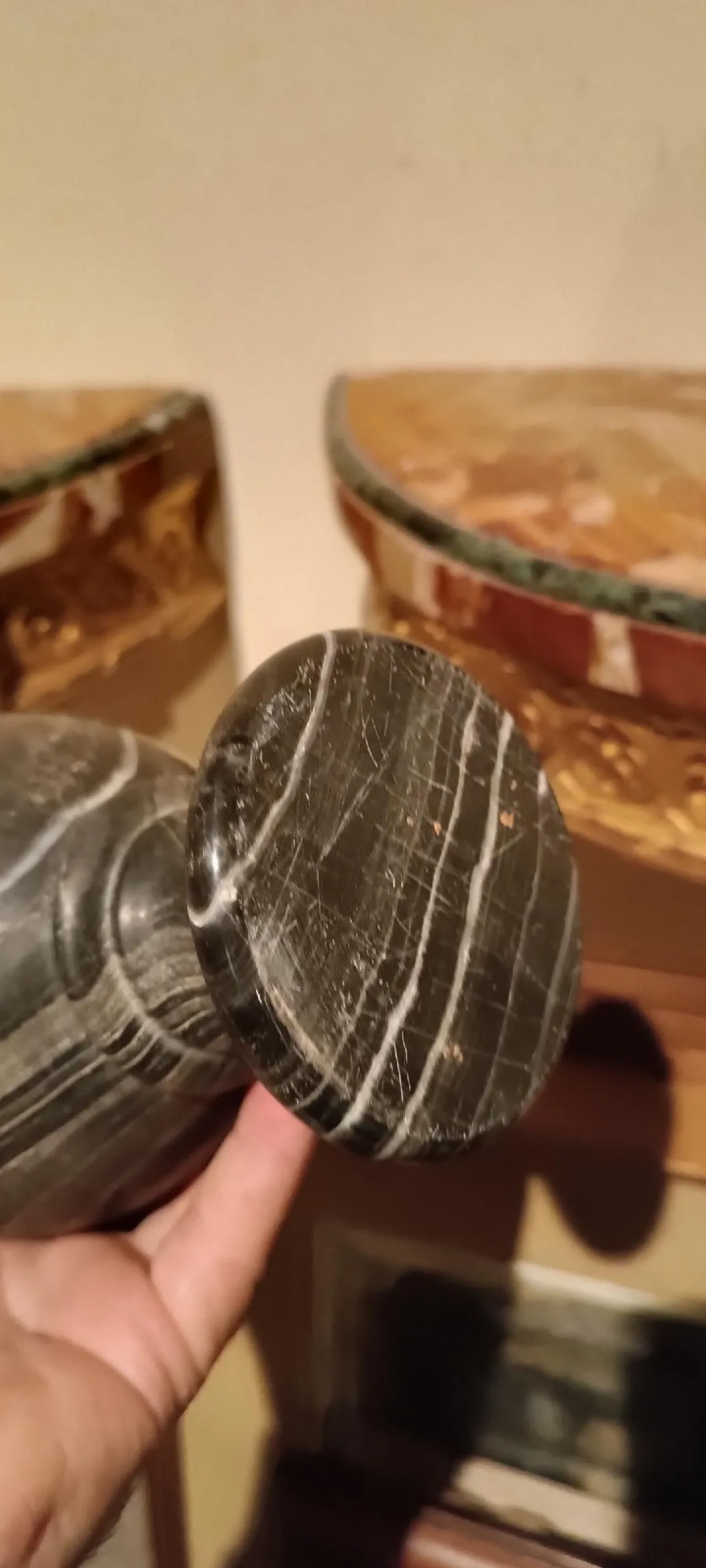 Pair of urn vases in black serpentine marble, early 20th century 10