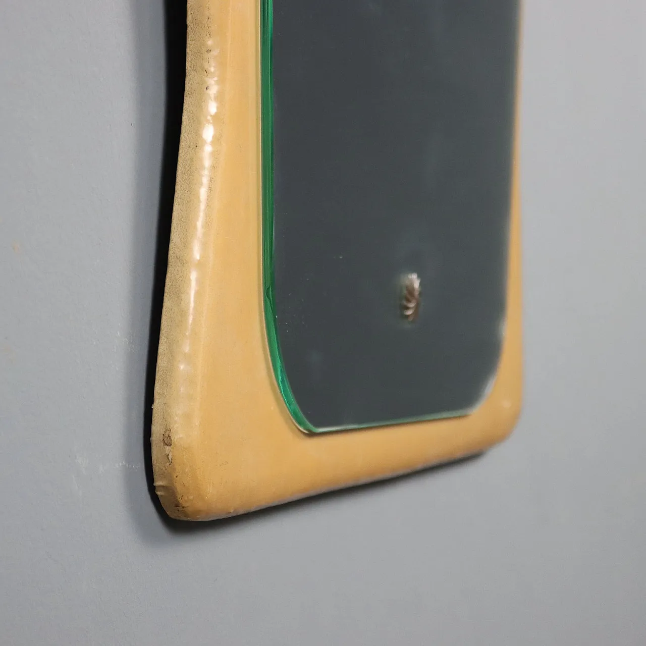 Specchio con cornice in skai nei toni crema, '900 9