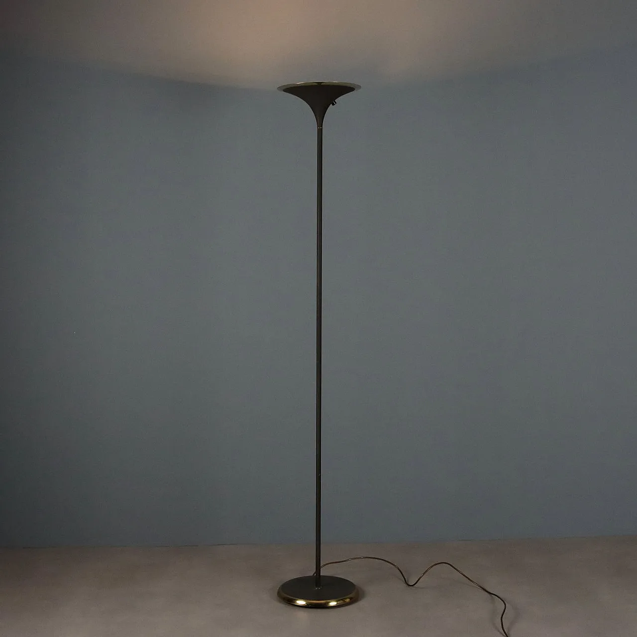 Enameled metal floor lamp with brass inserts, 20th century 1