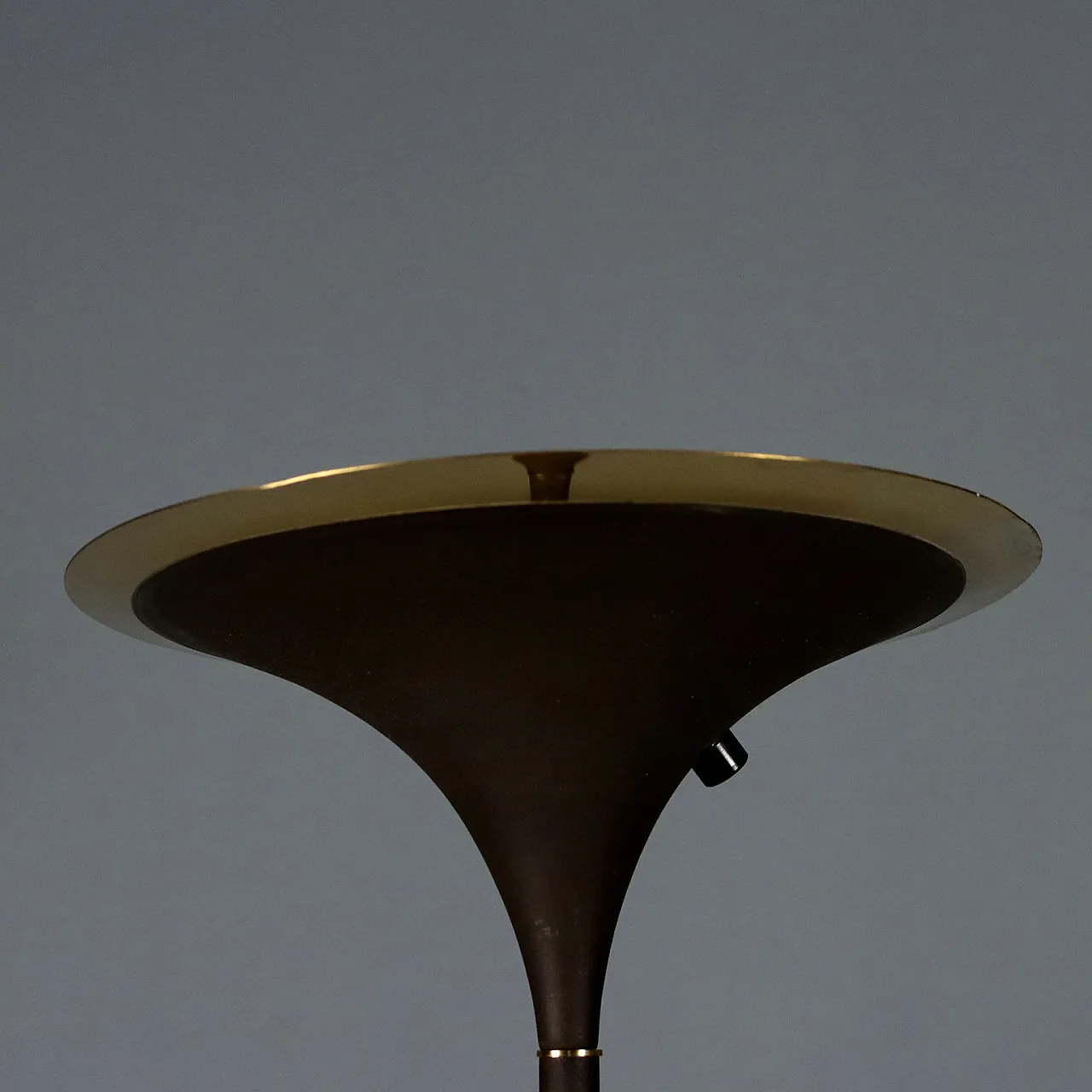 Enameled metal floor lamp with brass inserts, 20th century 7