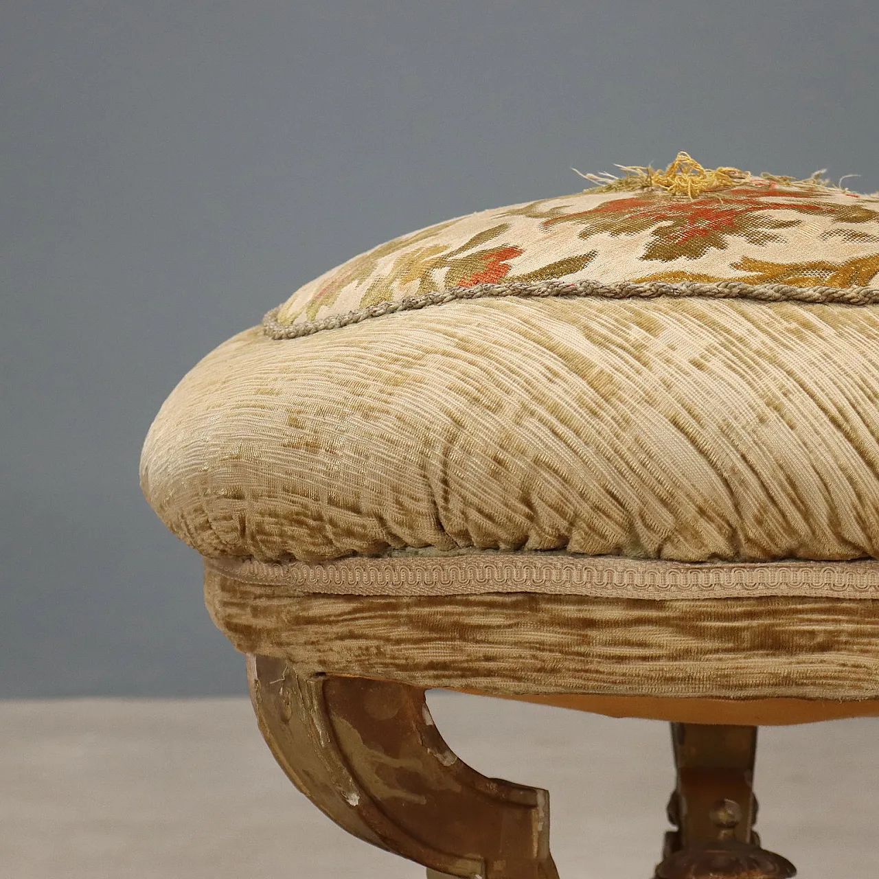 Carved and gilded wooden stool, late 19th century 3