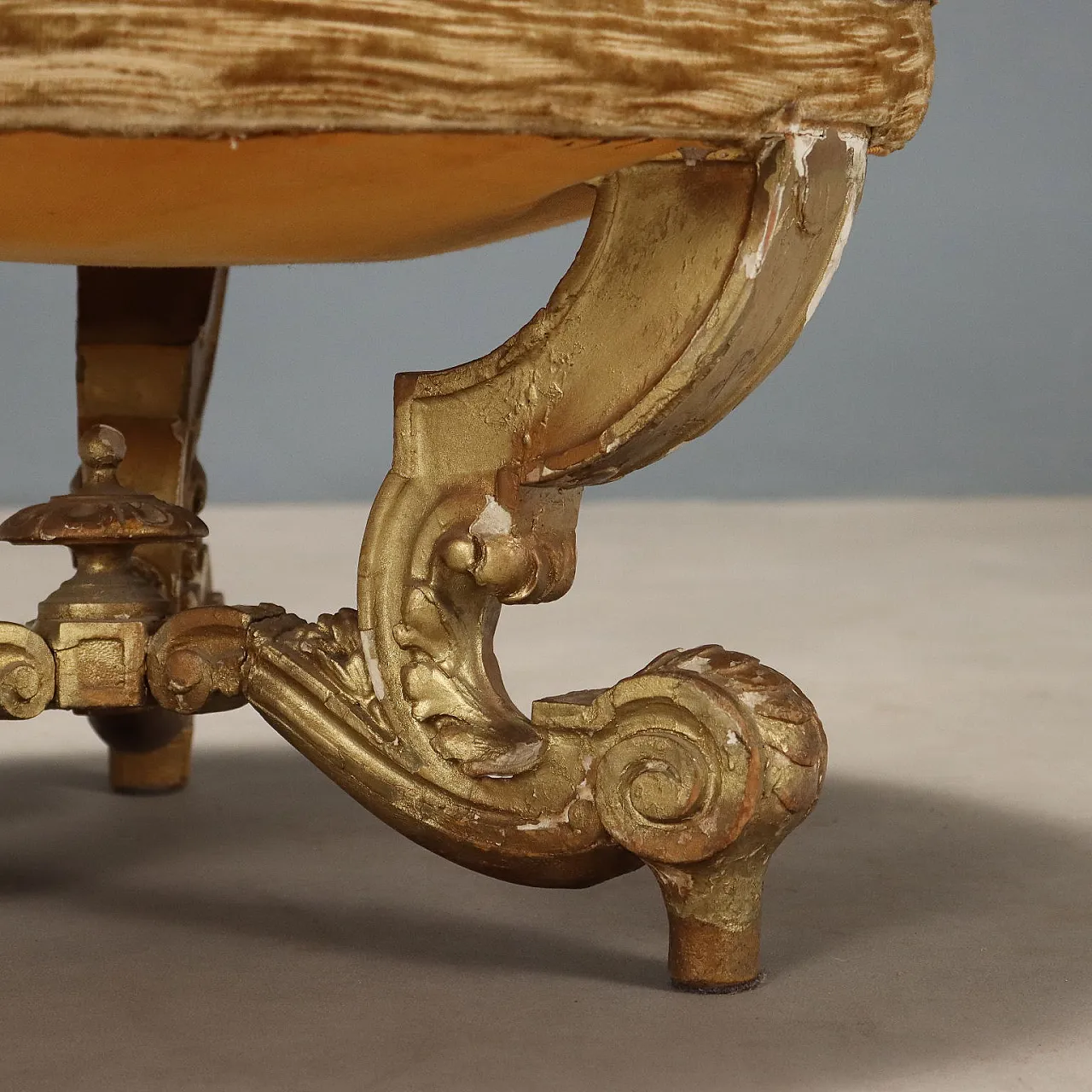 Carved and gilded wooden stool, late 19th century 4
