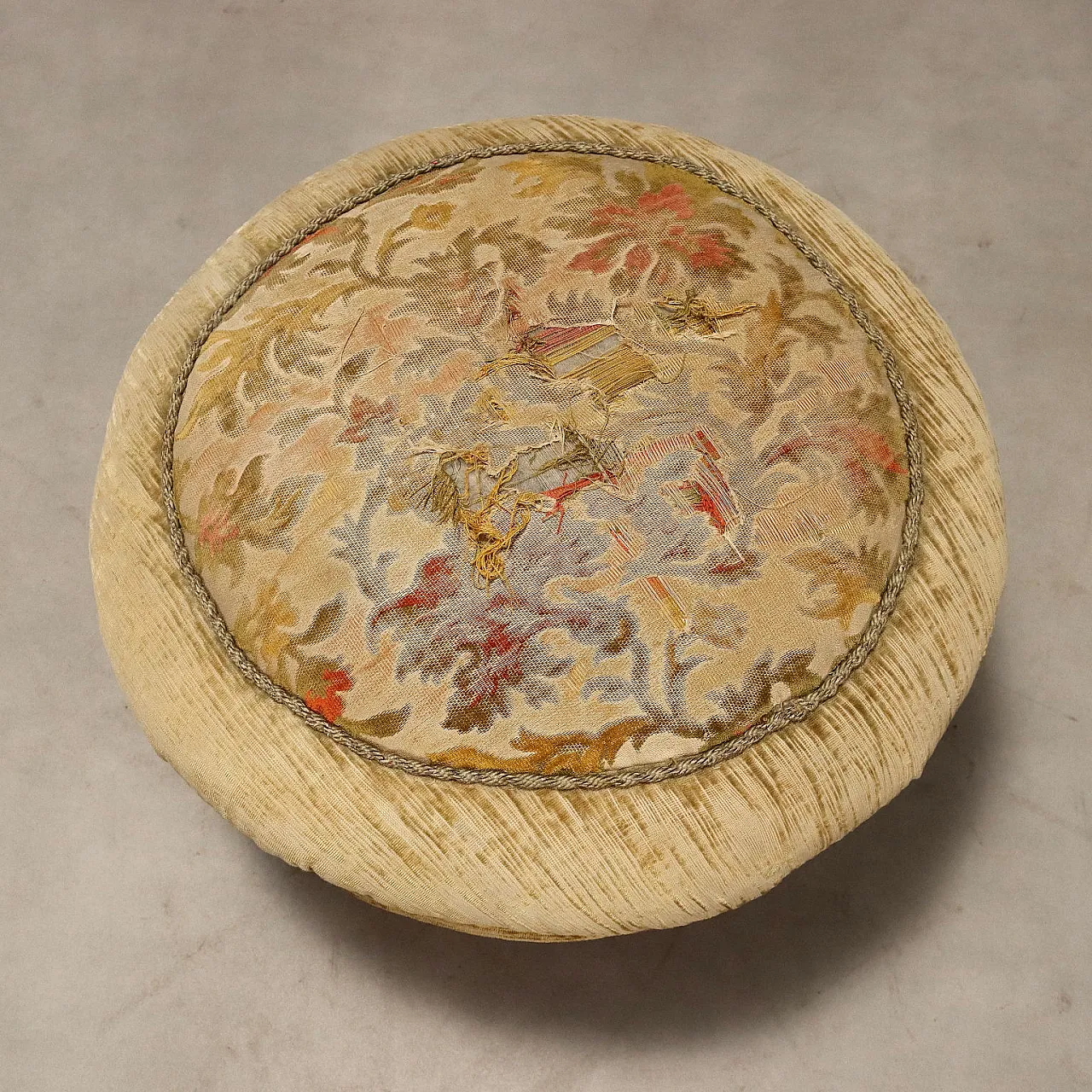 Carved and gilded wooden stool, late 19th century 7