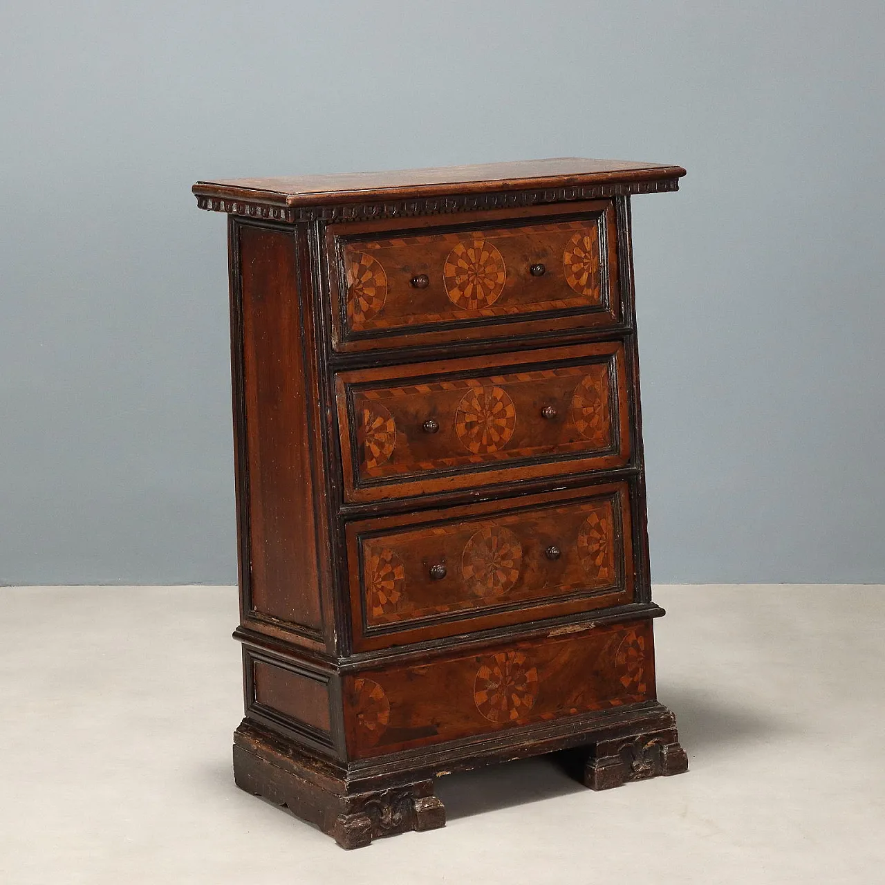 Baroque walnut bedside table made from a kneeler, 17th century 1