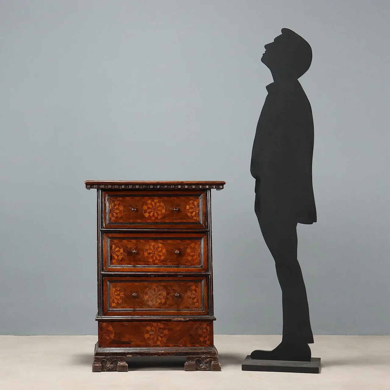 Baroque walnut bedside table made from a kneeler, 17th century 3