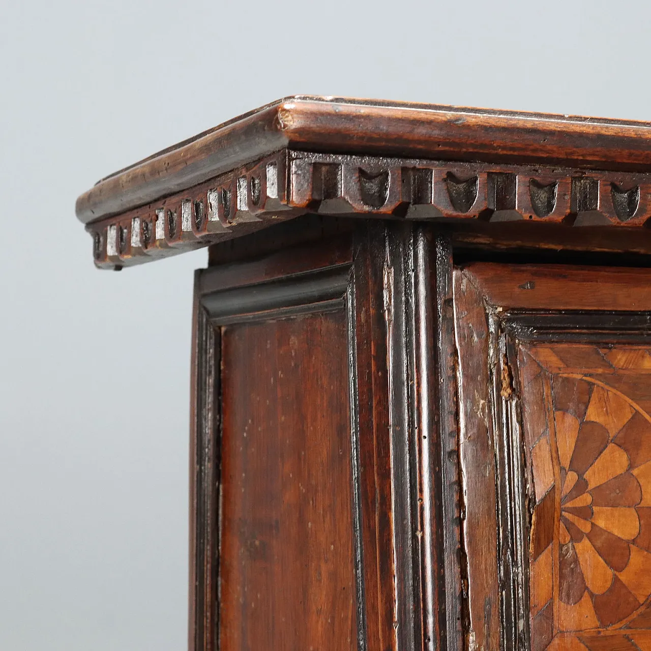 Baroque walnut bedside table made from a kneeler, 17th century 5