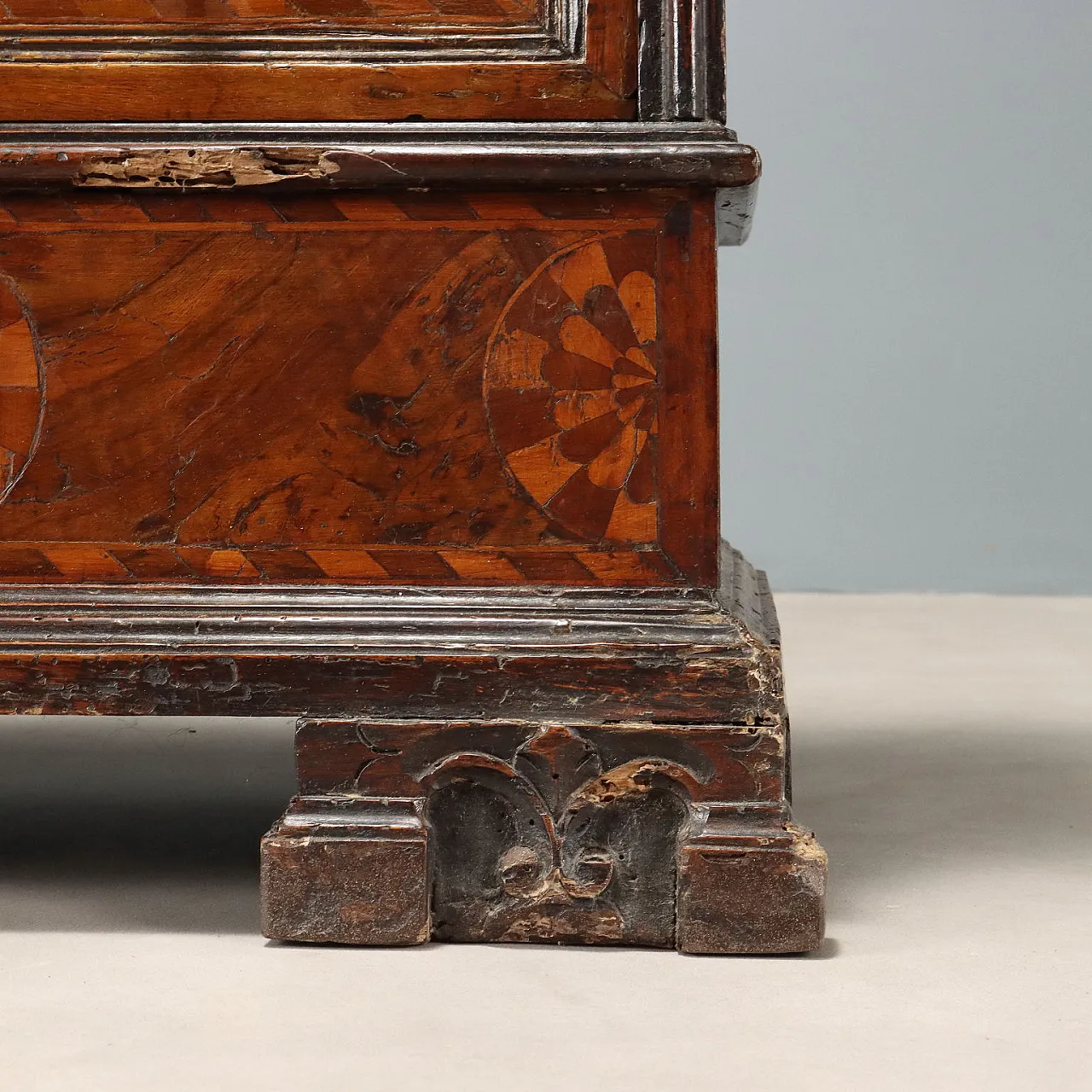 Baroque walnut bedside table made from a kneeler, 17th century 7