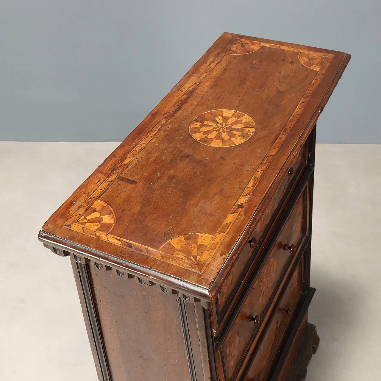 Baroque walnut bedside table made from a kneeler, 17th century 8