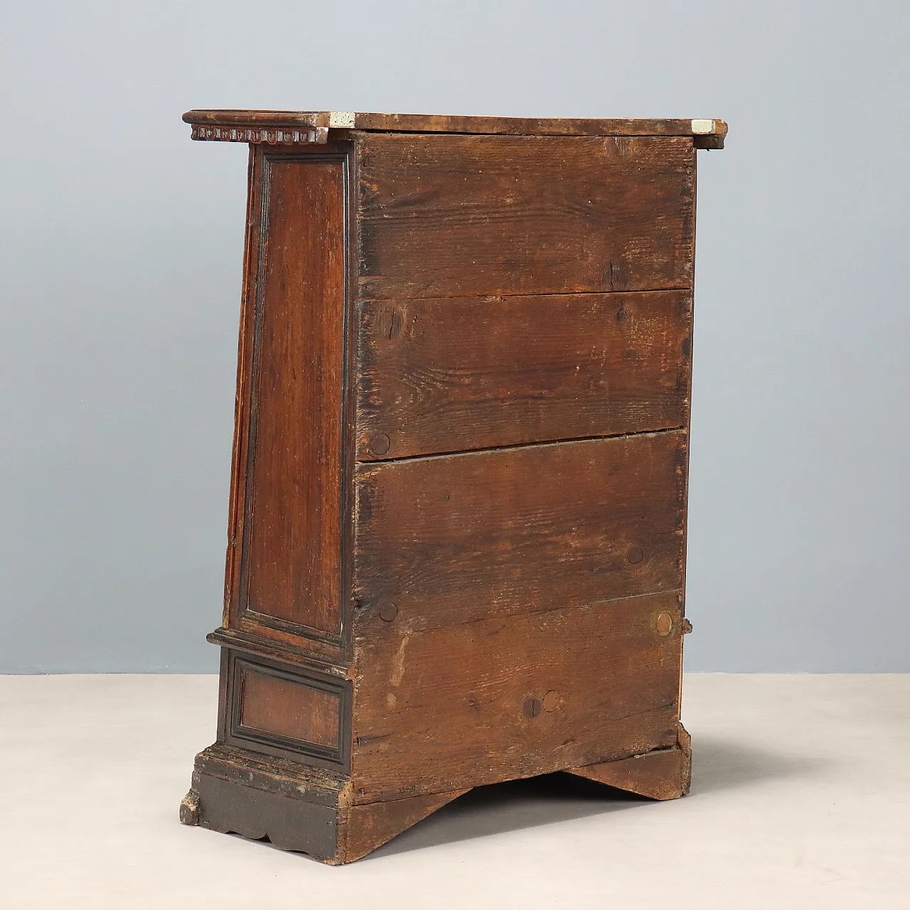 Baroque walnut bedside table made from a kneeler, 17th century 10