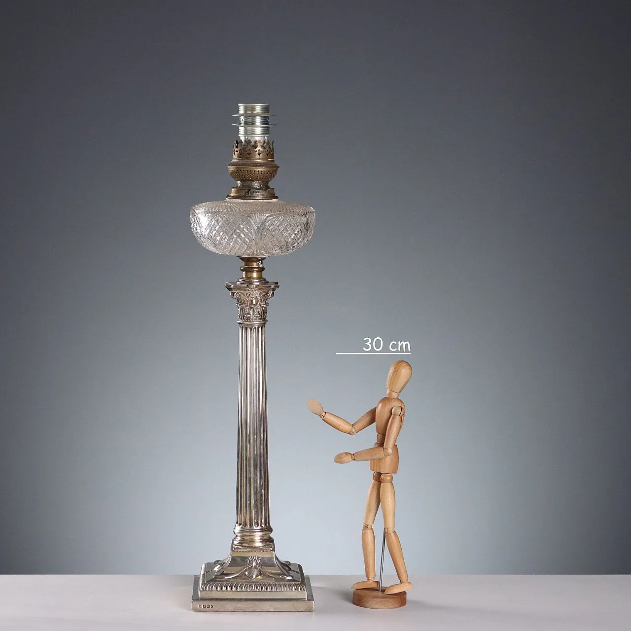 Lampada in argento sbalzato e cesellato e vetro, '800 2