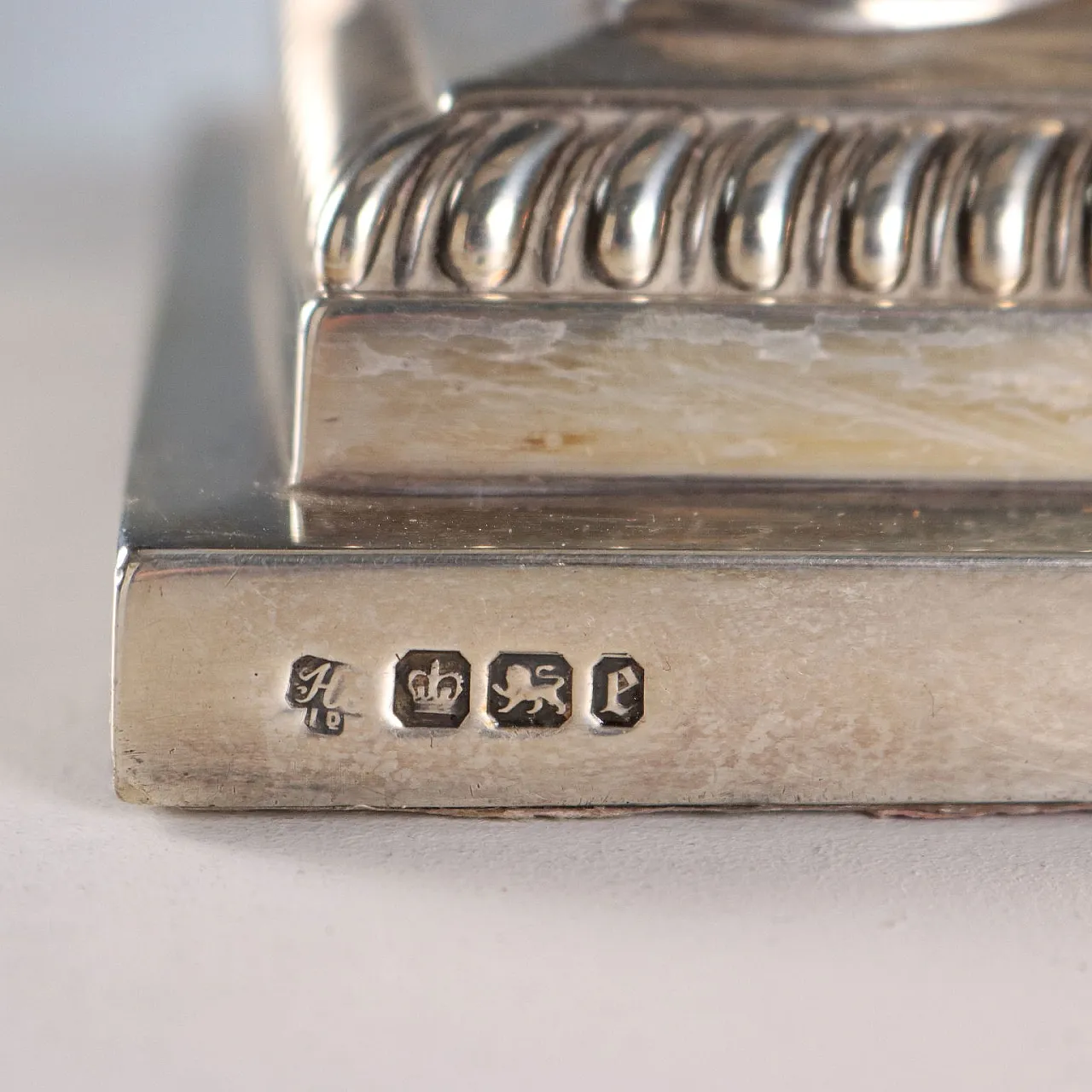 Lampada in argento sbalzato e cesellato e vetro, '800 8