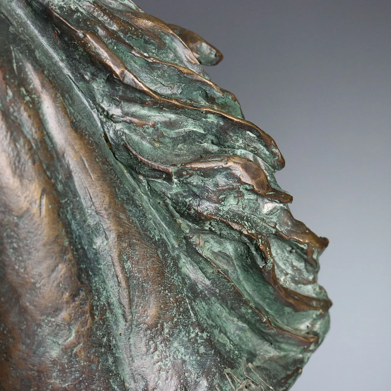 Scultura in bronzo e legno raffigurante testa di cavallo, '900 5