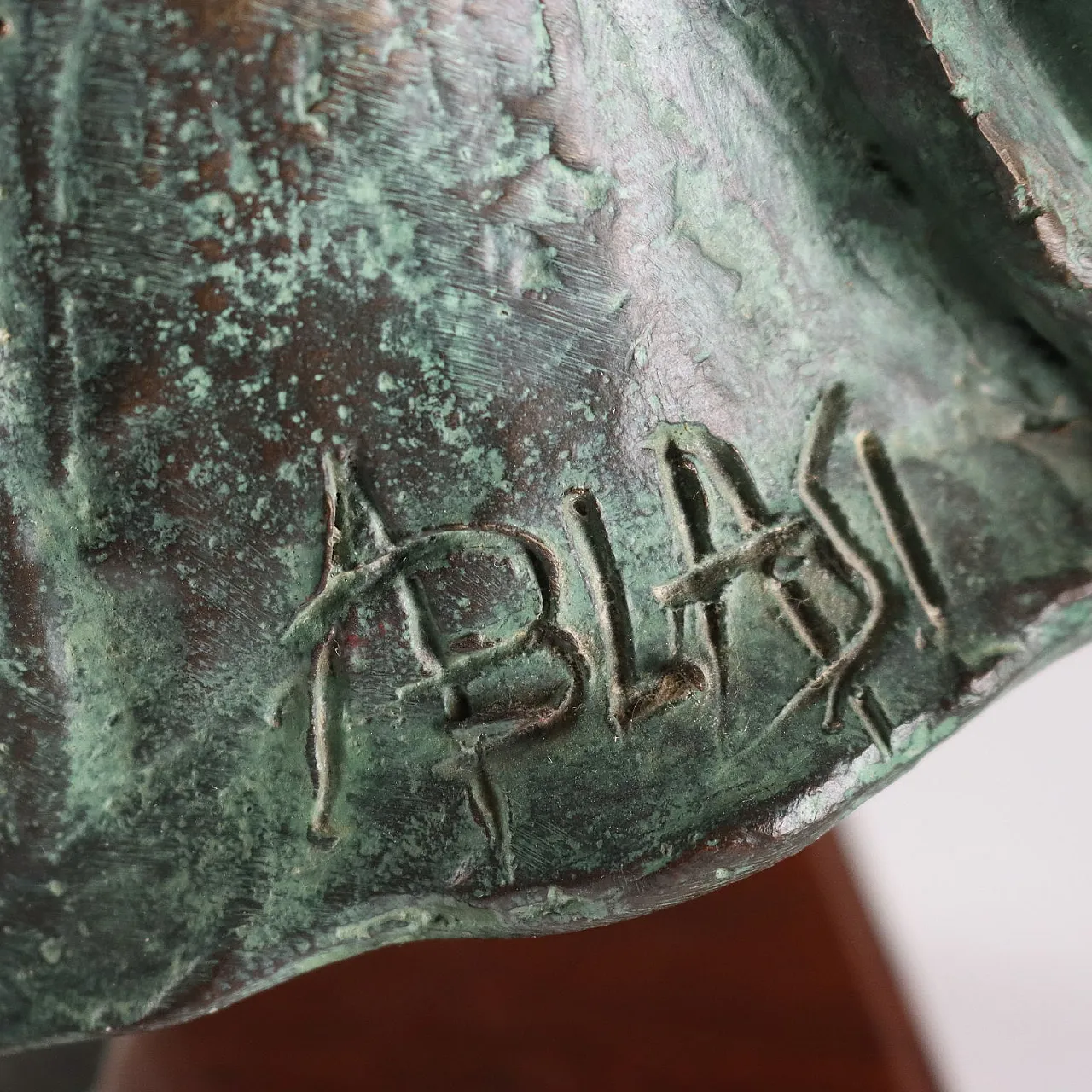 Scultura in bronzo e legno raffigurante testa di cavallo, '900 8