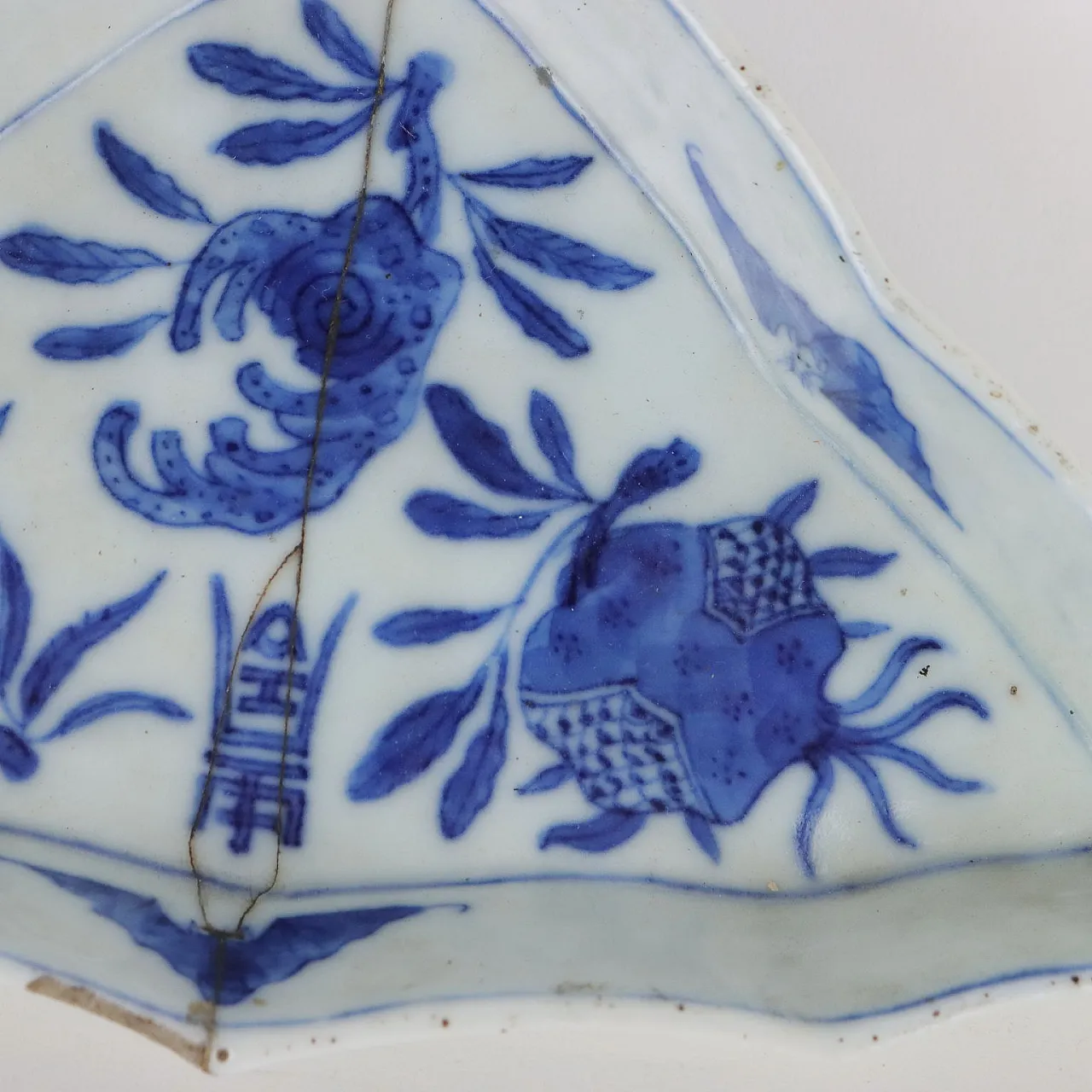 Piattino cinese Ko Sometsuke polilobato a pianta triangolare, '600 3