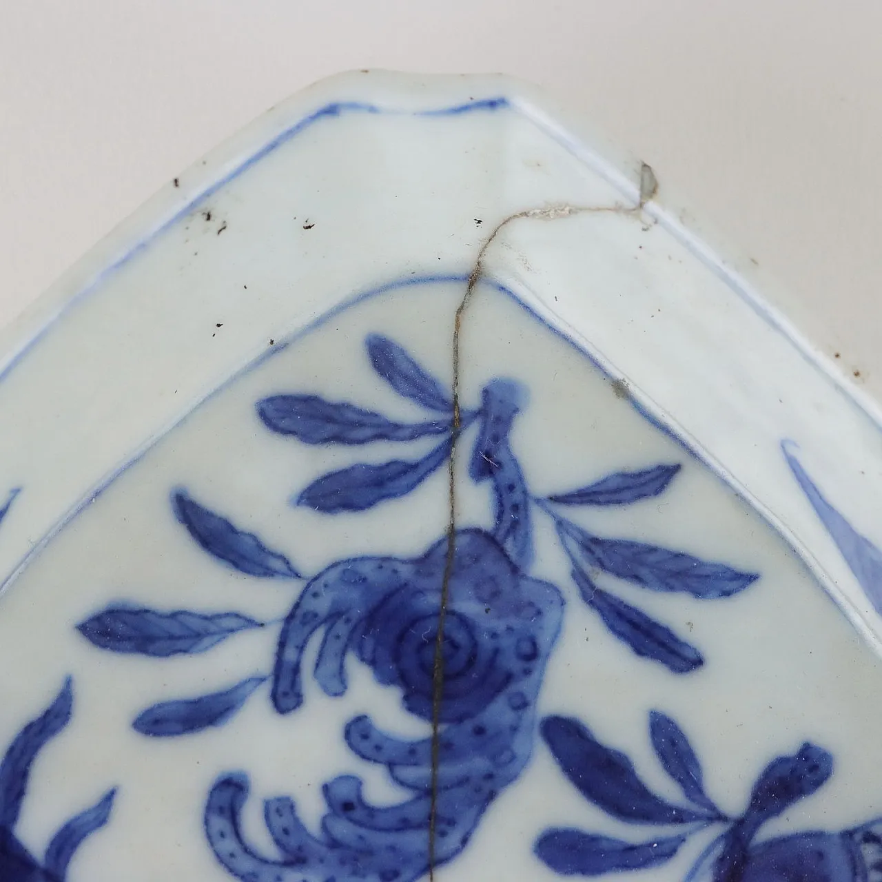 Piattino cinese Ko Sometsuke polilobato a pianta triangolare, '600 7