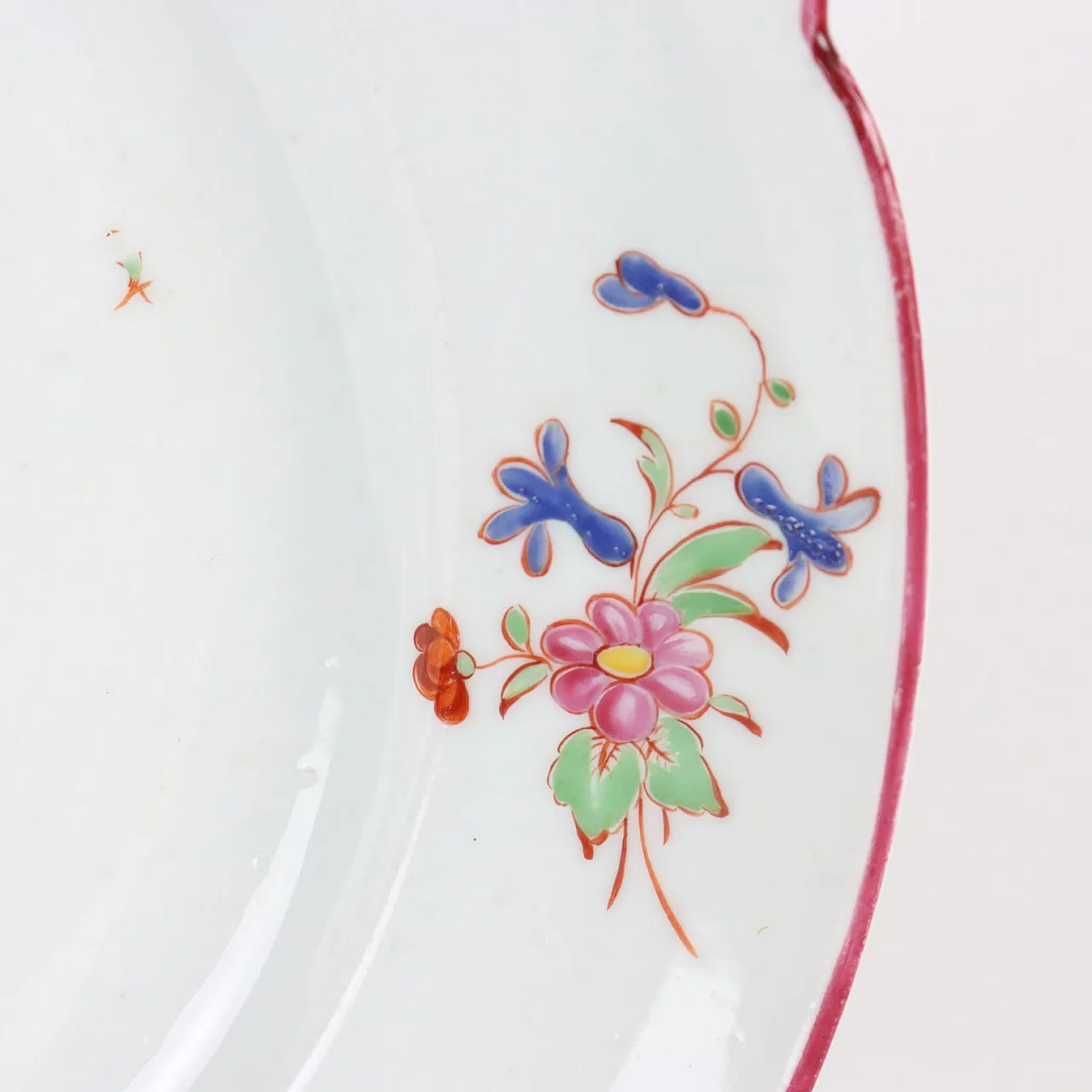 Coppia di piatti polilobati in porcellana di Ludwigsburg, inizio '800 4