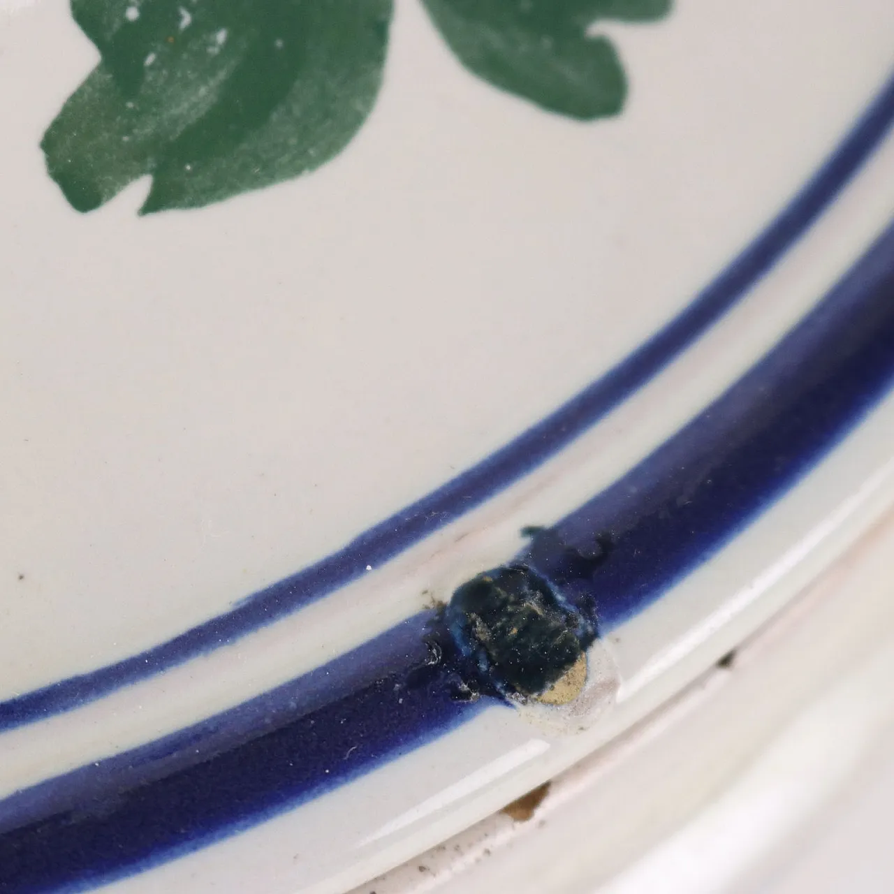 Zuppiera in maiolica decorata con fiori policromi di Castelli, '800 4