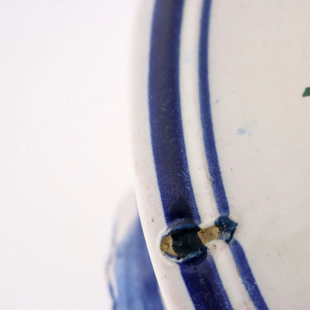 Zuppiera in maiolica decorata con fiori policromi di Castelli, '800 5