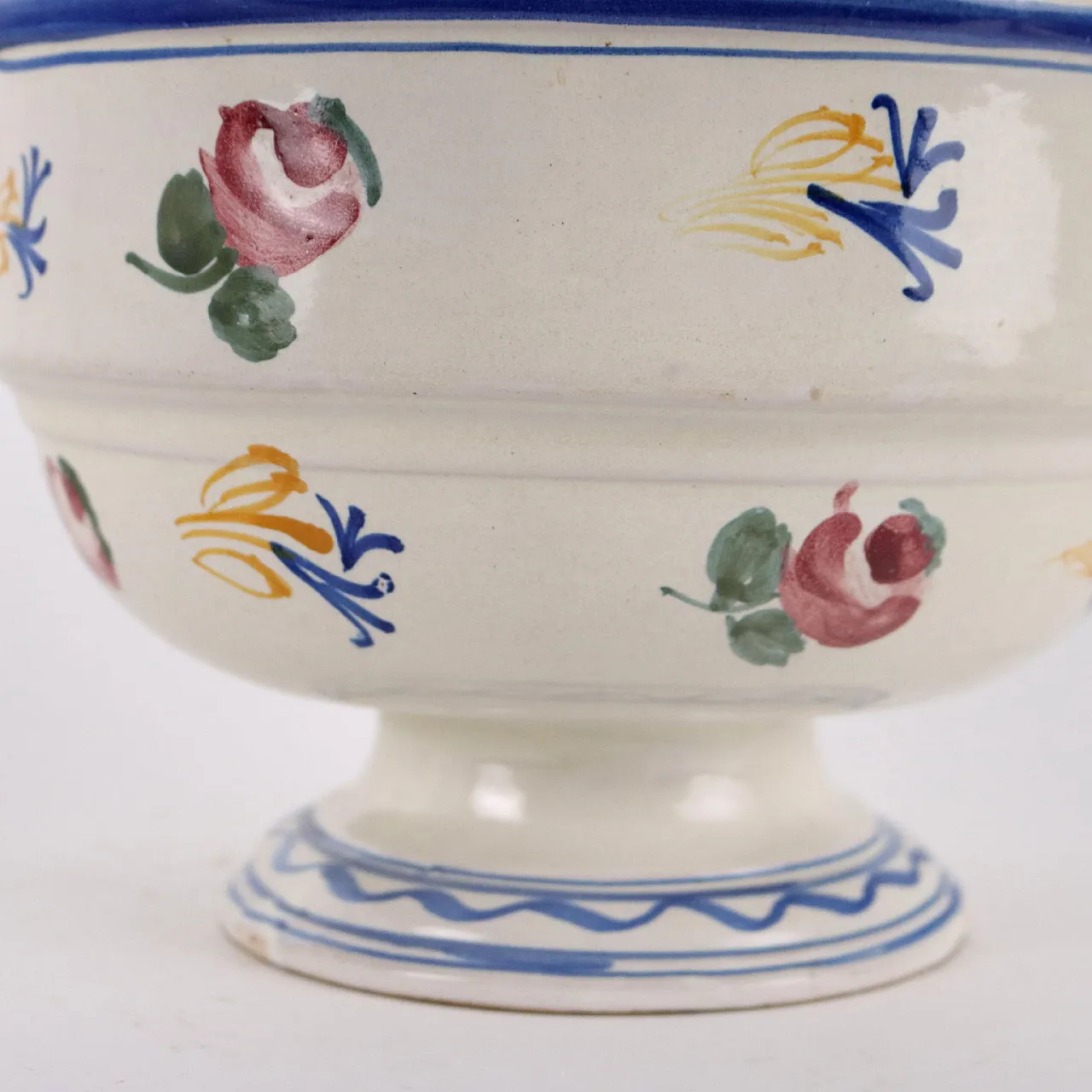 Zuppiera in maiolica decorata con fiori policromi di Castelli, '800 10