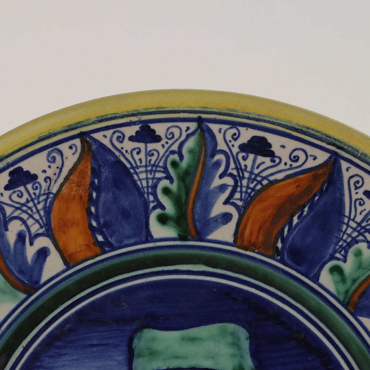 Coppia di piatti in maiolica, Manifattura Deruta, fine '900 5