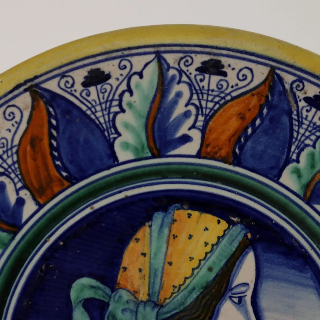 Coppia di piatti in maiolica, Manifattura Deruta, fine '900 9