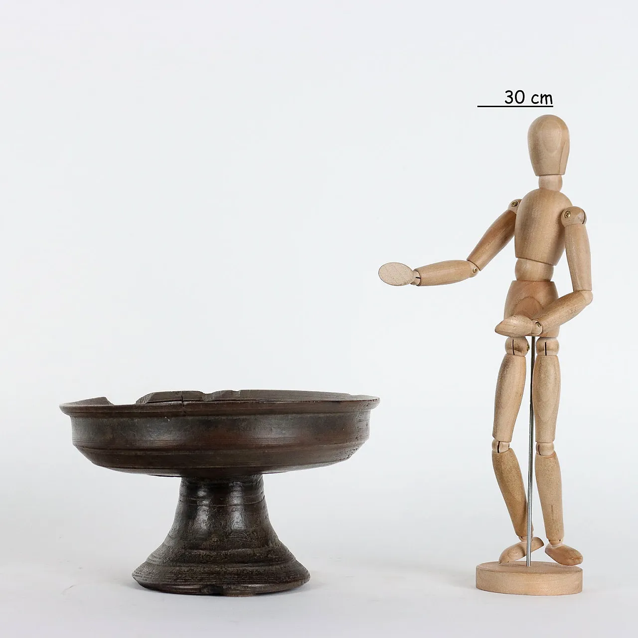 Tuscan-made walnut raised bowl, 16th century 2