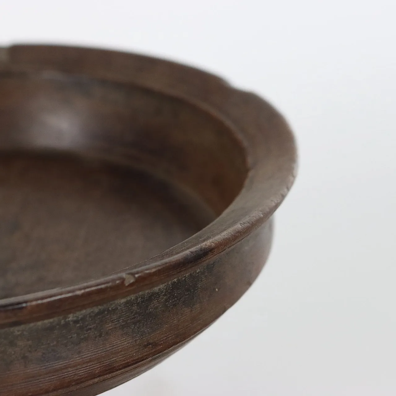 Tuscan-made walnut raised bowl, 16th century 3