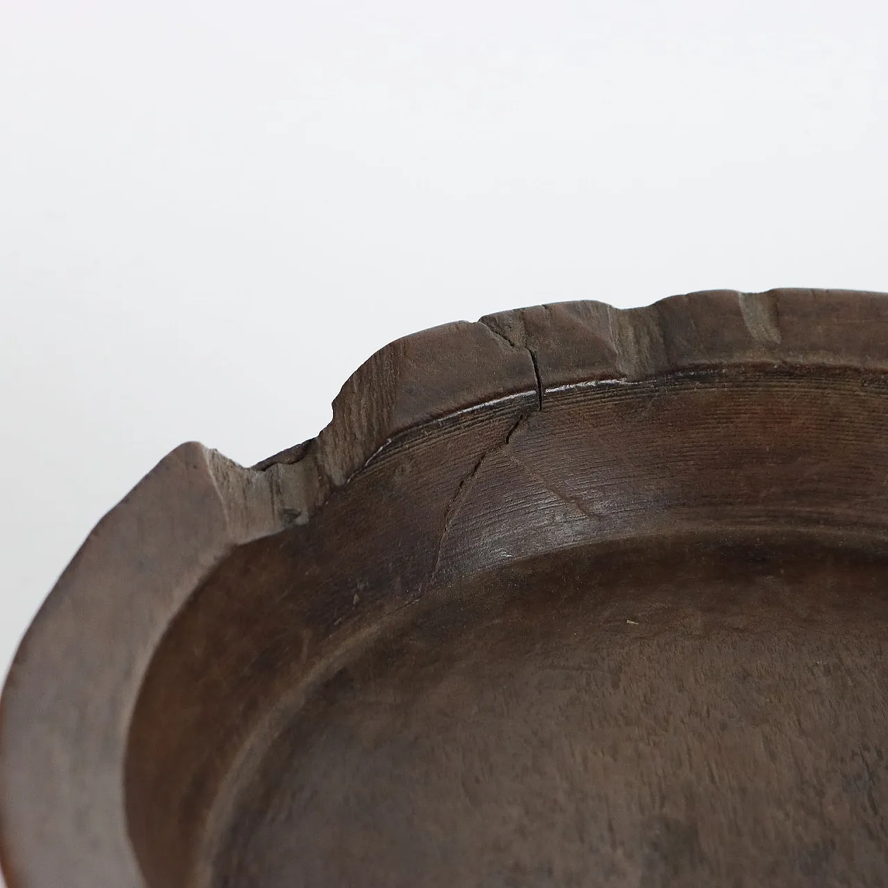 Tuscan-made walnut raised bowl, 16th century 4
