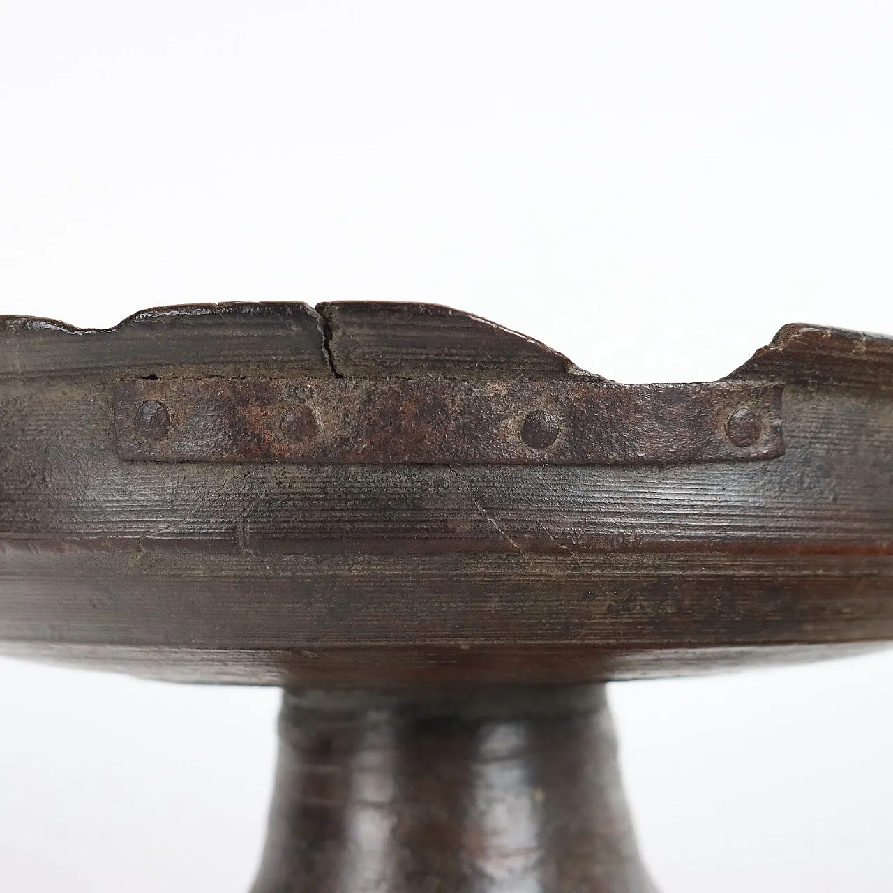 Tuscan-made walnut raised bowl, 16th century 5