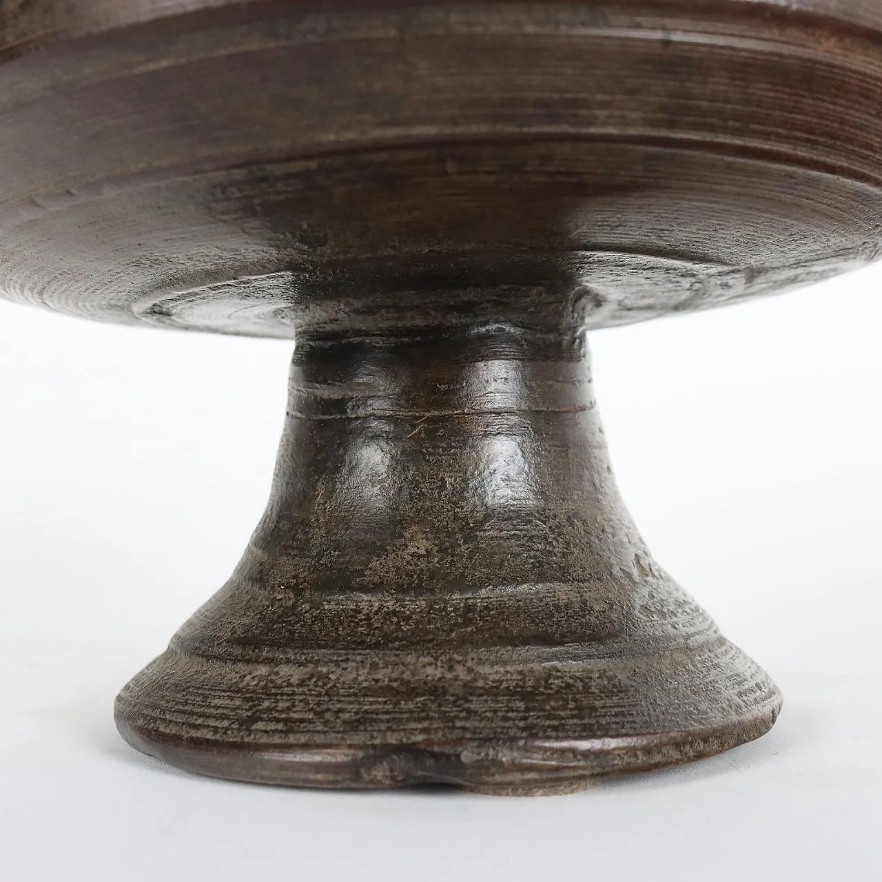 Tuscan-made walnut raised bowl, 16th century 6