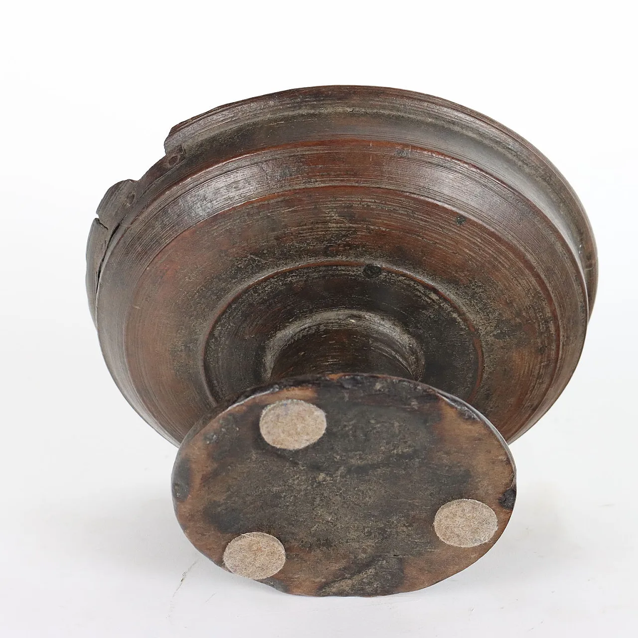 Tuscan-made walnut raised bowl, 16th century 8