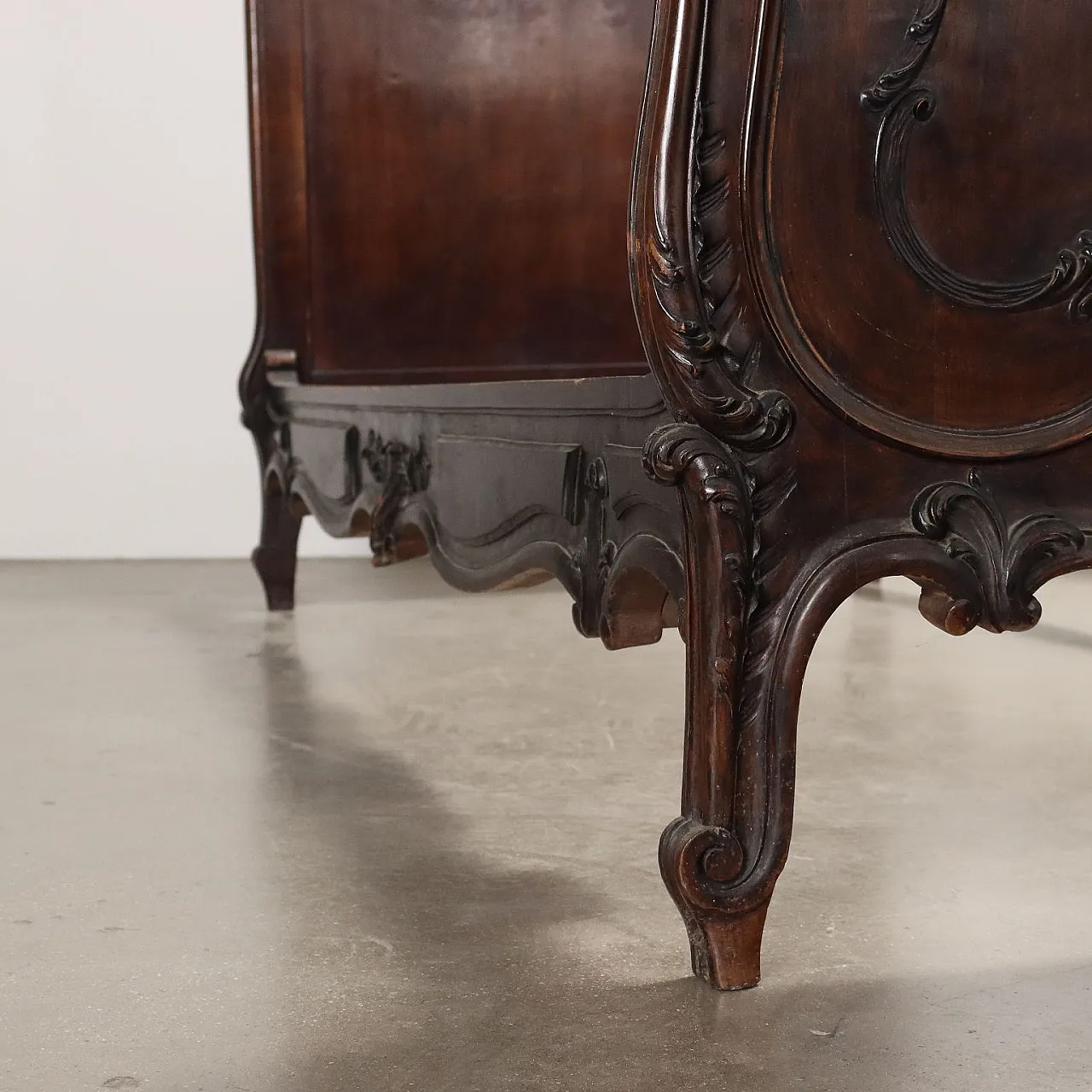 Coppia di letti in stile Barocchetto in noce, '900 10