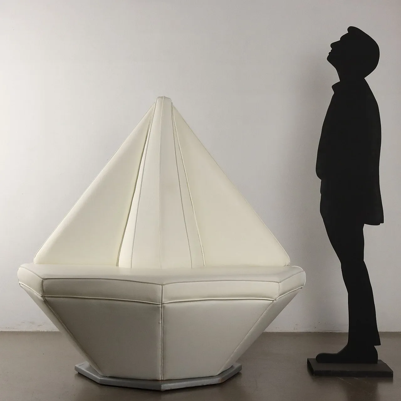 Divano poligonale in similpelle bianco, anni '80 2