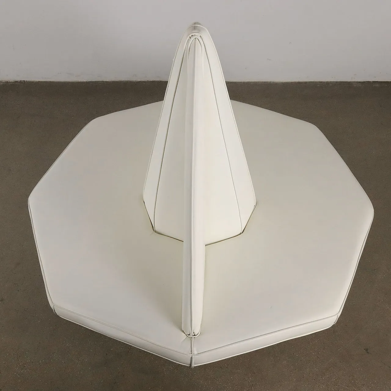 Divano poligonale in similpelle bianco, anni '80 3